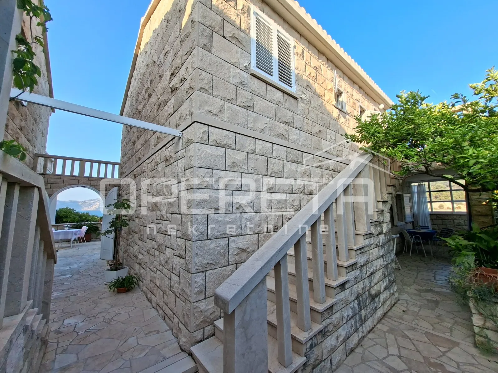 *** povlja, brač - tradicionalna kamena villa u prvom redu do mora *** - slika 4