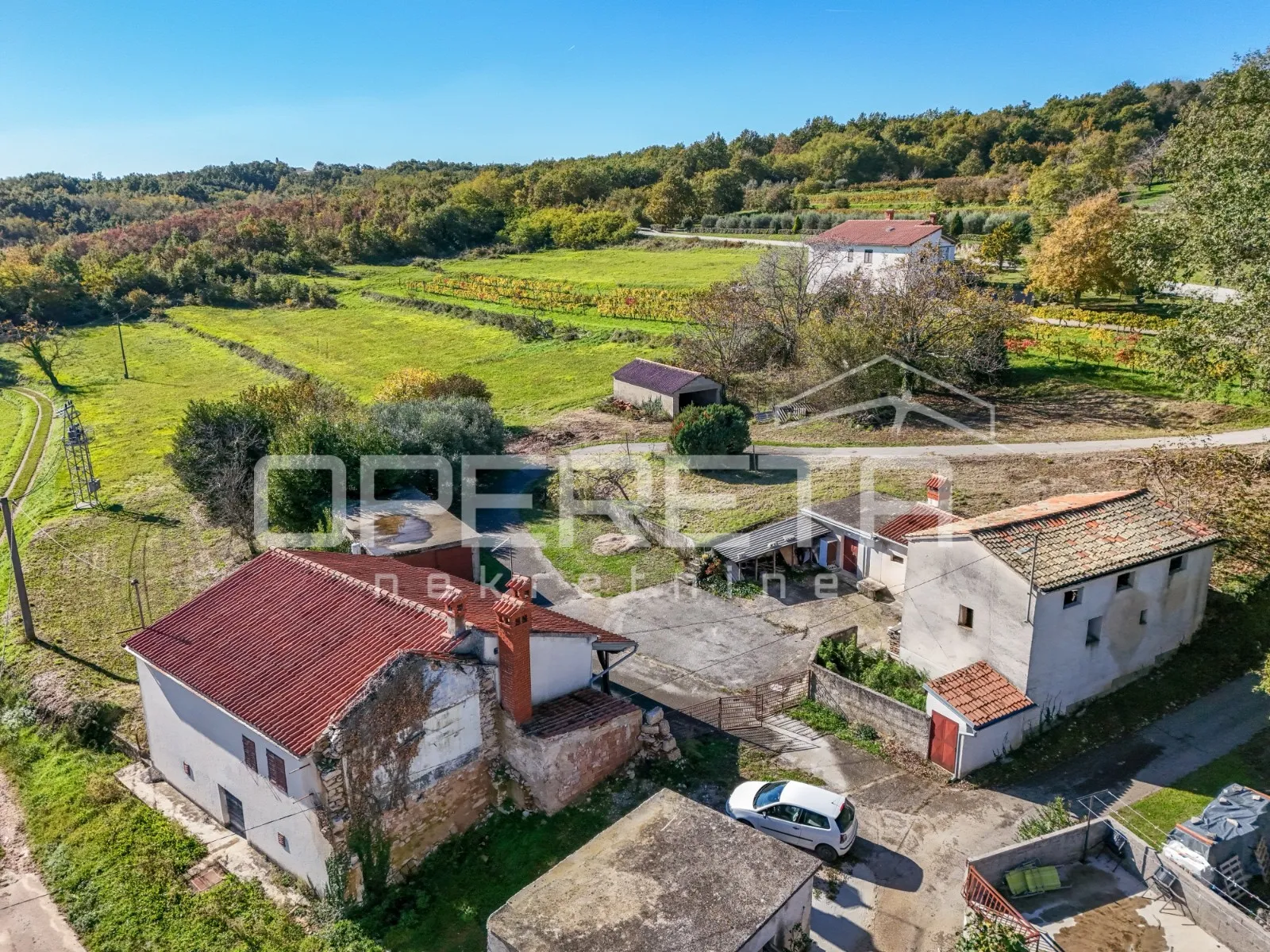 istra, pićan- imanje s kućom i 4 dodatna objekta - slika 8