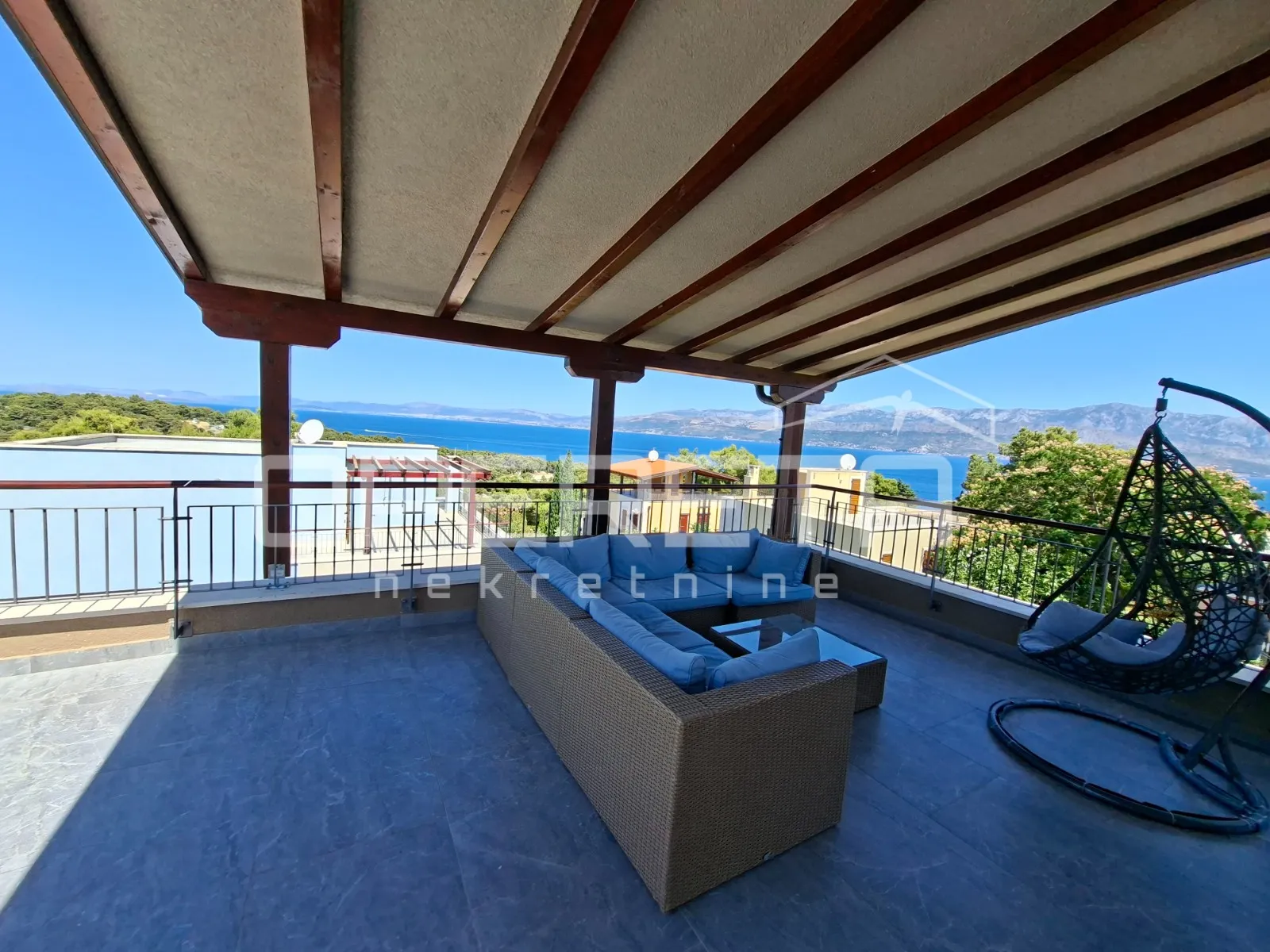 *** splitska, brač - ekskluzivna villa s panoramskim pogledom na more *** - slika 2
