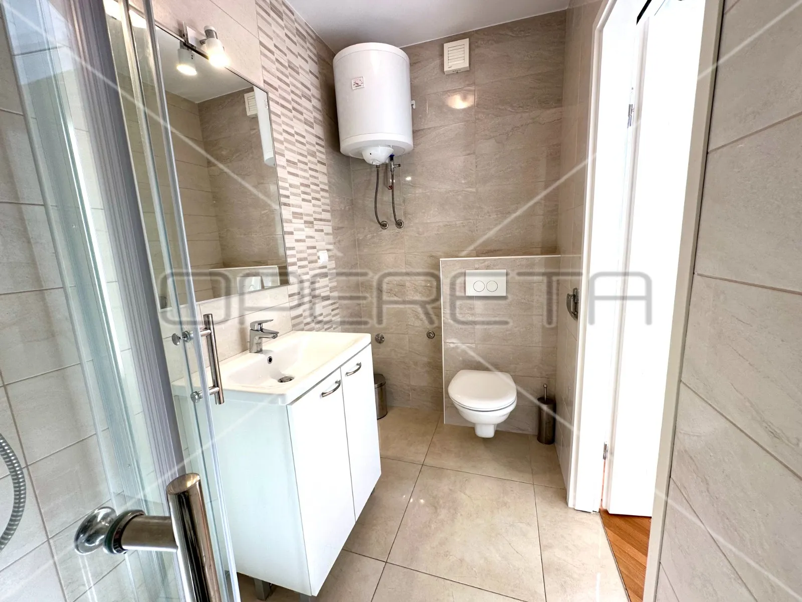 kuća na 80 m od mora sa 6 stanova, tisno, 350 m2 - slika 22