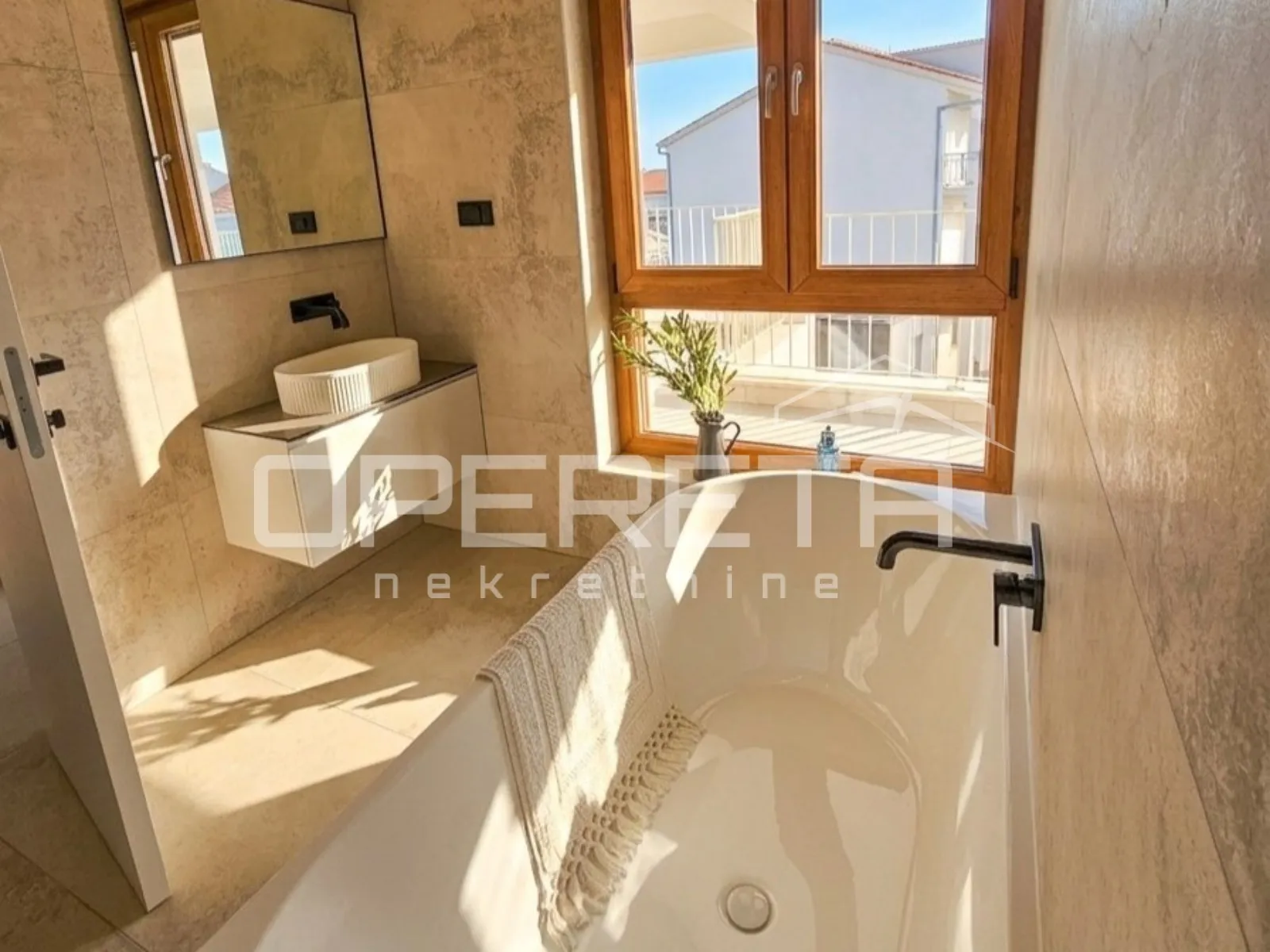 kaštel novi – moderna vila s bazenom i krovnom terasom, novogradnja - slika 5