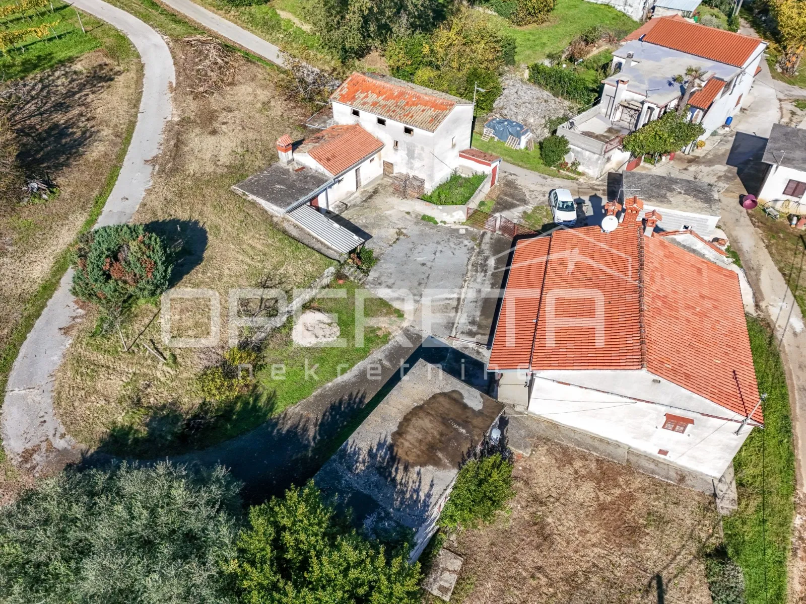 istra, pićan- imanje s kućom i 4 dodatna objekta - slika 5