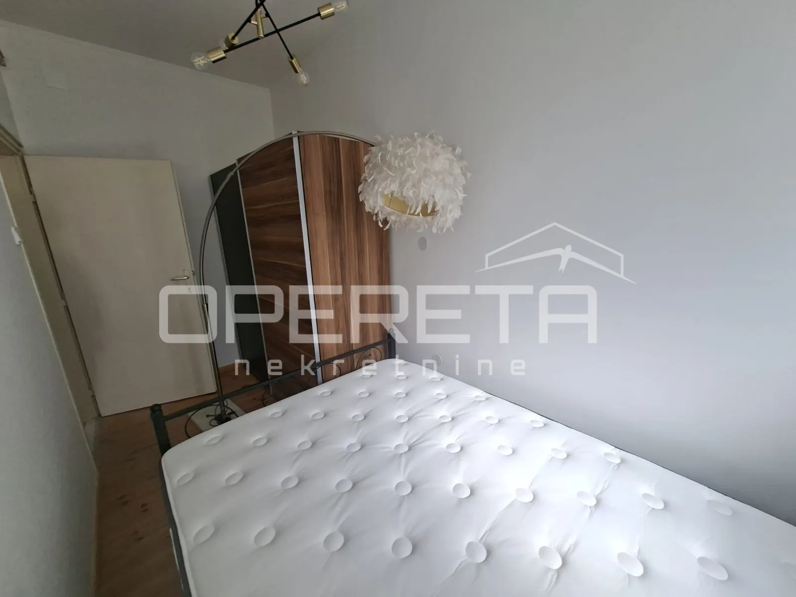 eksluzivan najam - moderno uređen stan (38m2 stan + 12 m2 predsoblje/zimski vrt) - slika 7