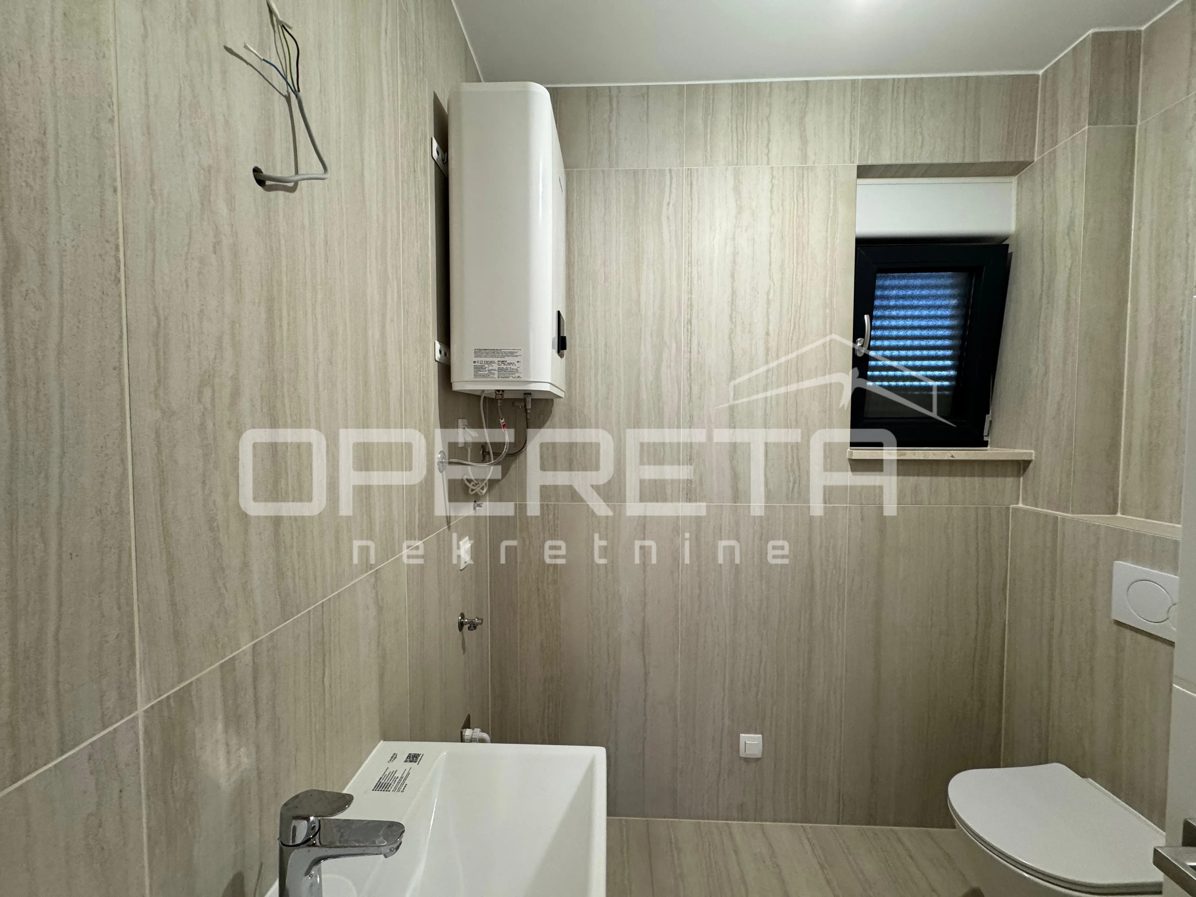 sunčan dvosoban stan s pogledom na more i krovnom terasom (68 m²) – 2 min od pla - slika 13