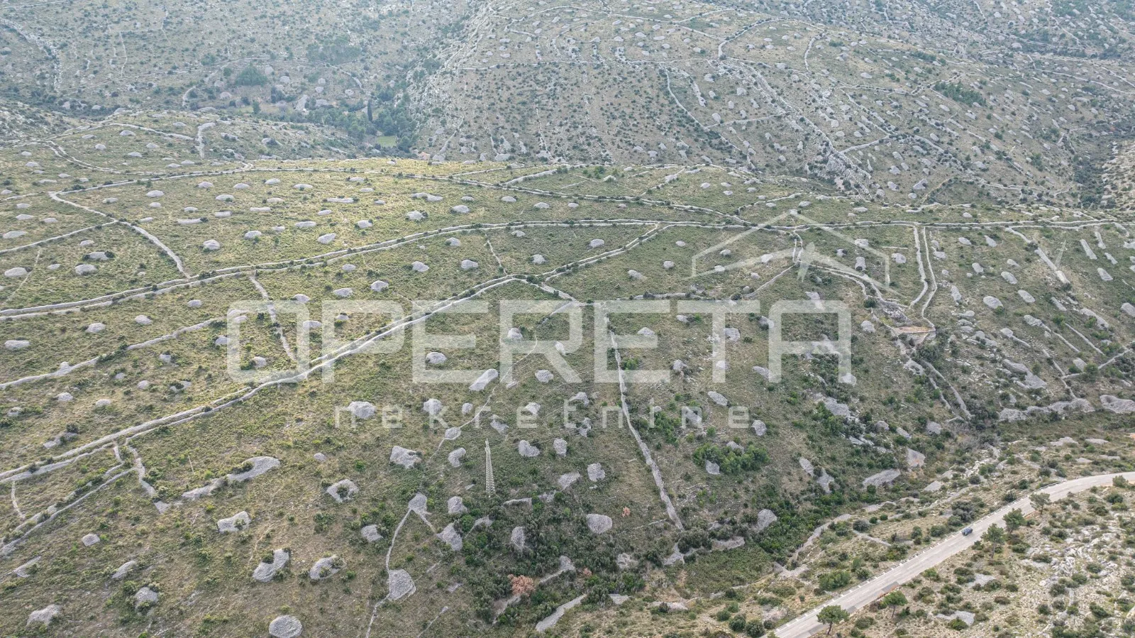 prostrano poljoprivredno zemljište od 25,928 m2 na otoku braču - slika 13