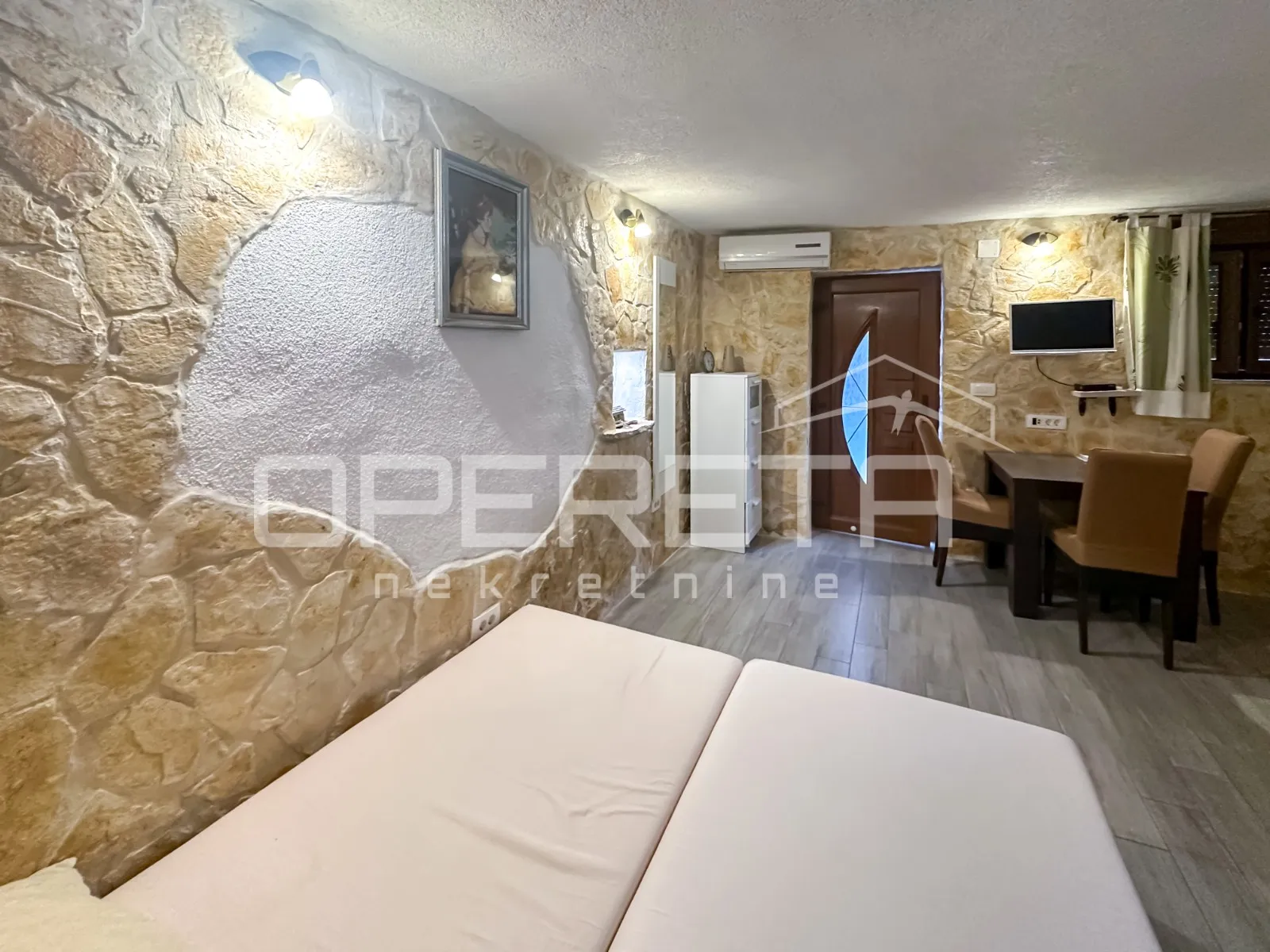 kuća s dva apartmana u centru tisna – 50 m od mora - slika 5