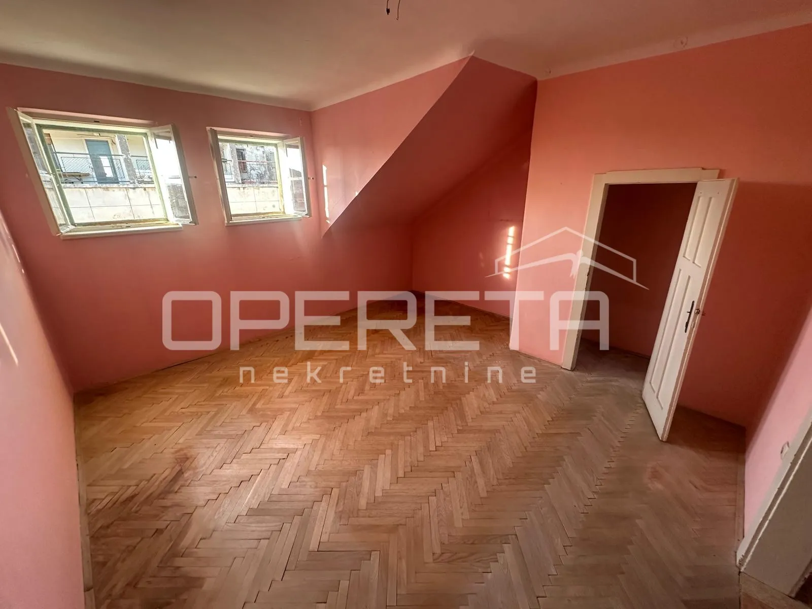 Trosobni stan u centru Splita – renovacija, visoki stropovi - Grad