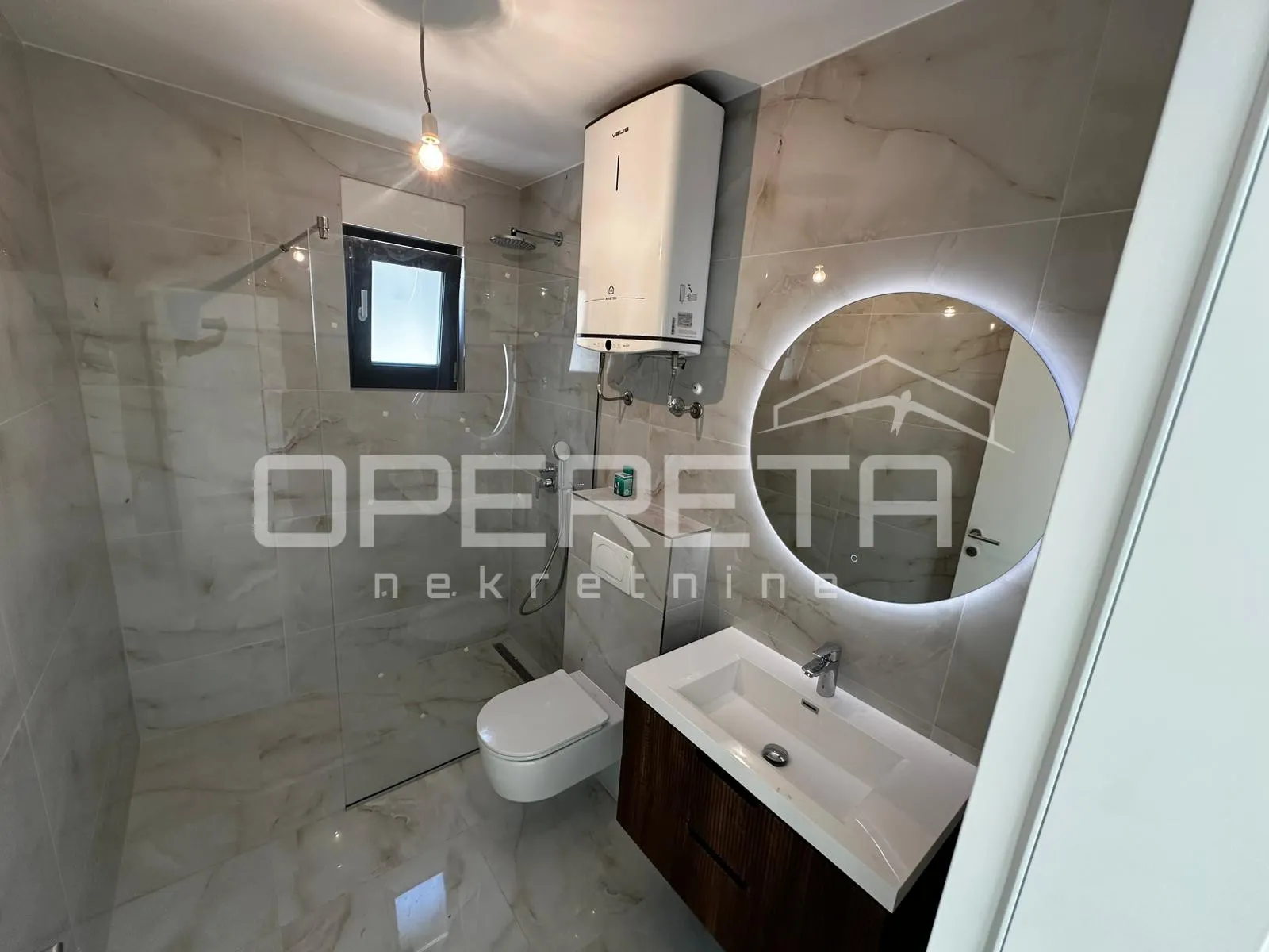stan 89 m² u novogradnji s bazenom, vrtom i garažnim mjestom – okrug gornji - slika 6