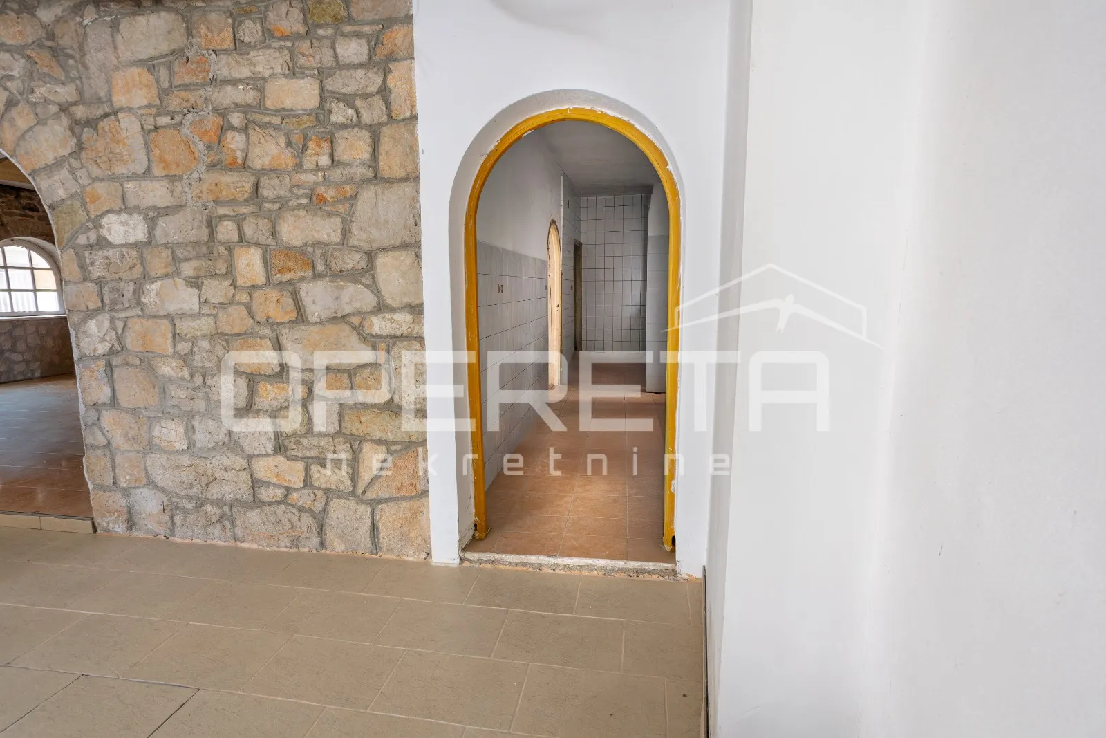 ekskluzivna lokacija tribunj vila uz more s apartmanima i poslovnim prostorom - slika 15
