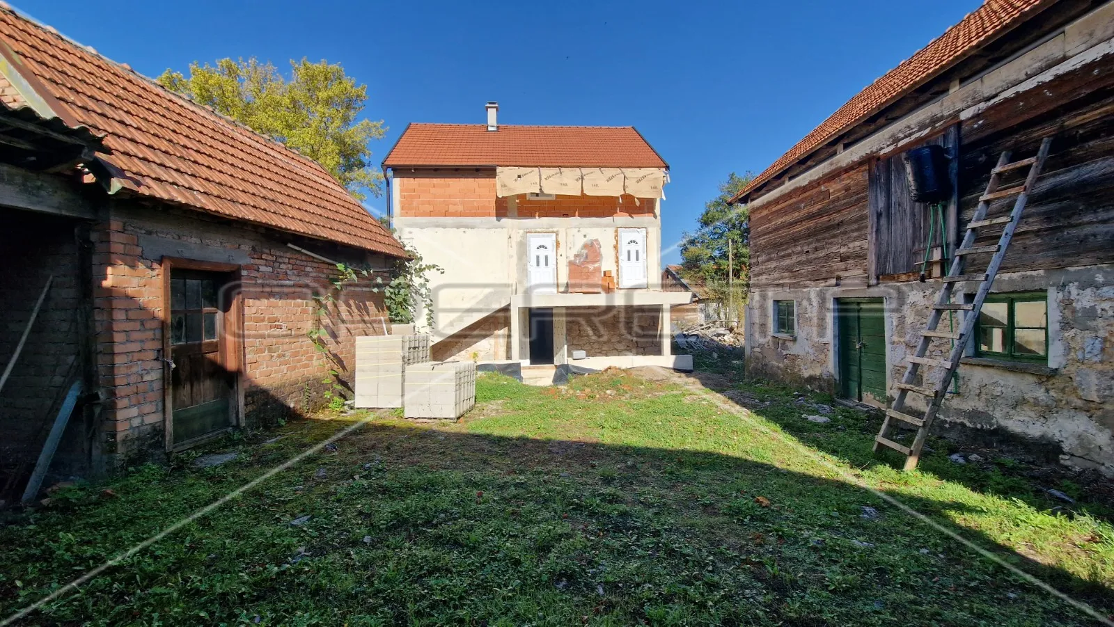 seosko imanje, kuća s 3 gospodarska objekta, okućnica, brinje, 235 m2 - slika 3