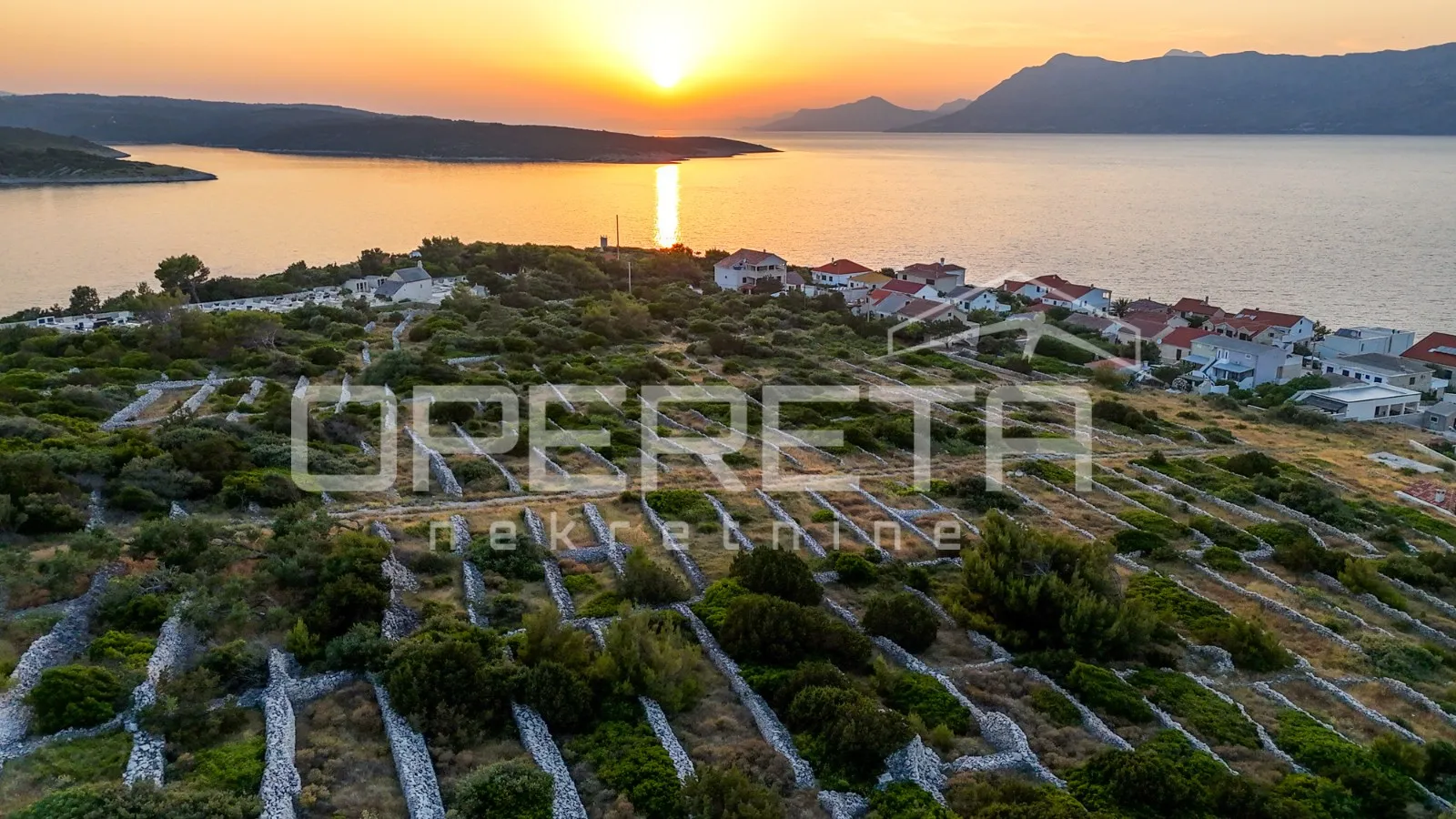 Povlja, Brač - ekskluzivno građevinsko zemljište s panoramskim pogledom na more.