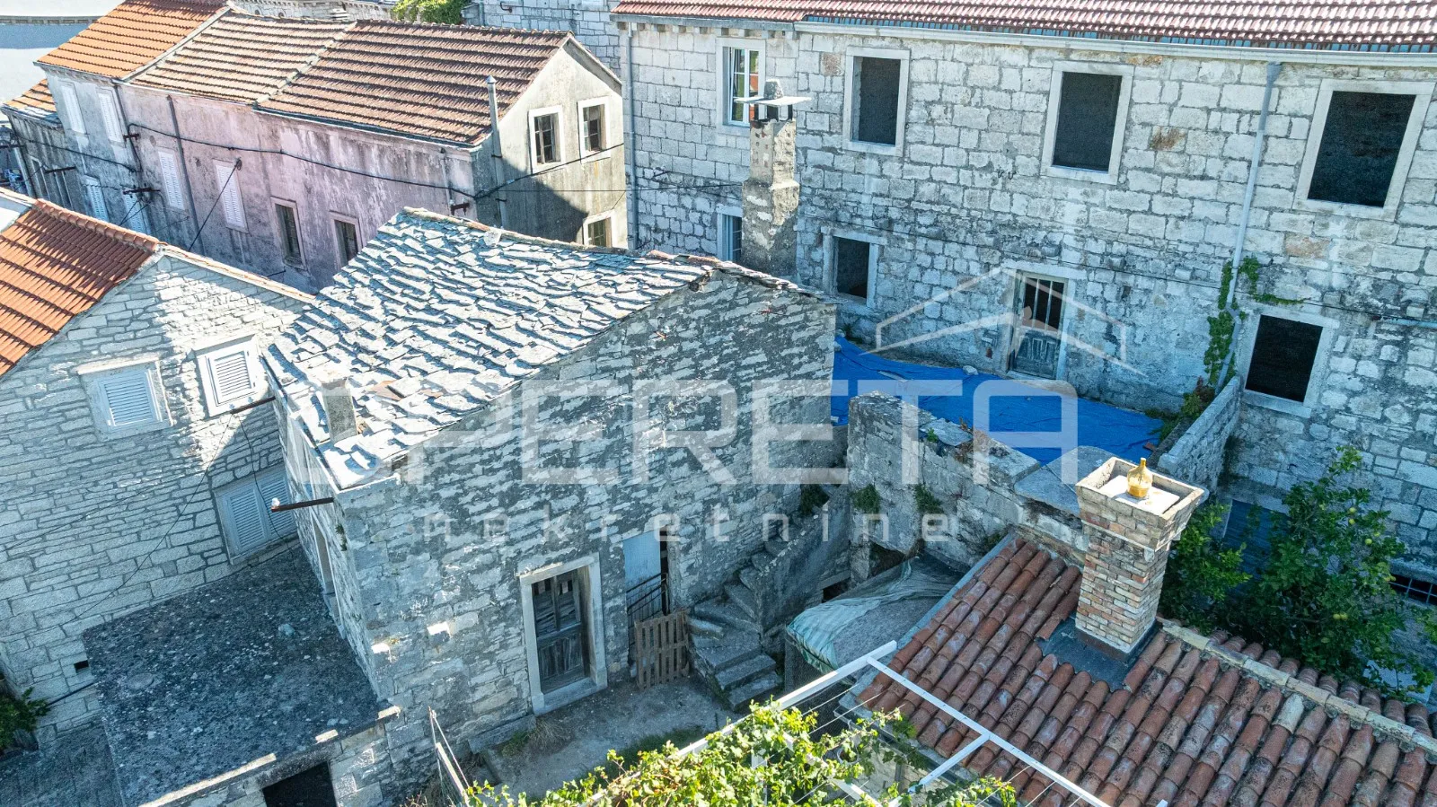 šarmantne kamene kuće za obnovu u srcu žrnova, korčula - slika 4