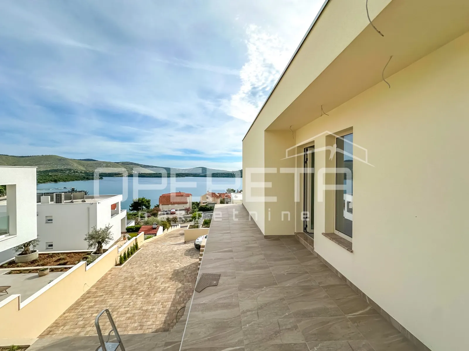 moderna vila s bazenom i pogledom na more – 150 m od plaže - slika 14