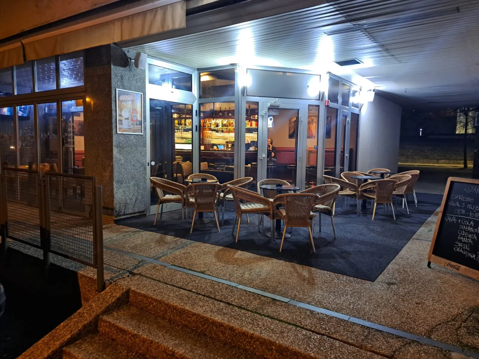 kafić na trnju spreman za rad - odlična mikrolokacija i terasa - slika 15