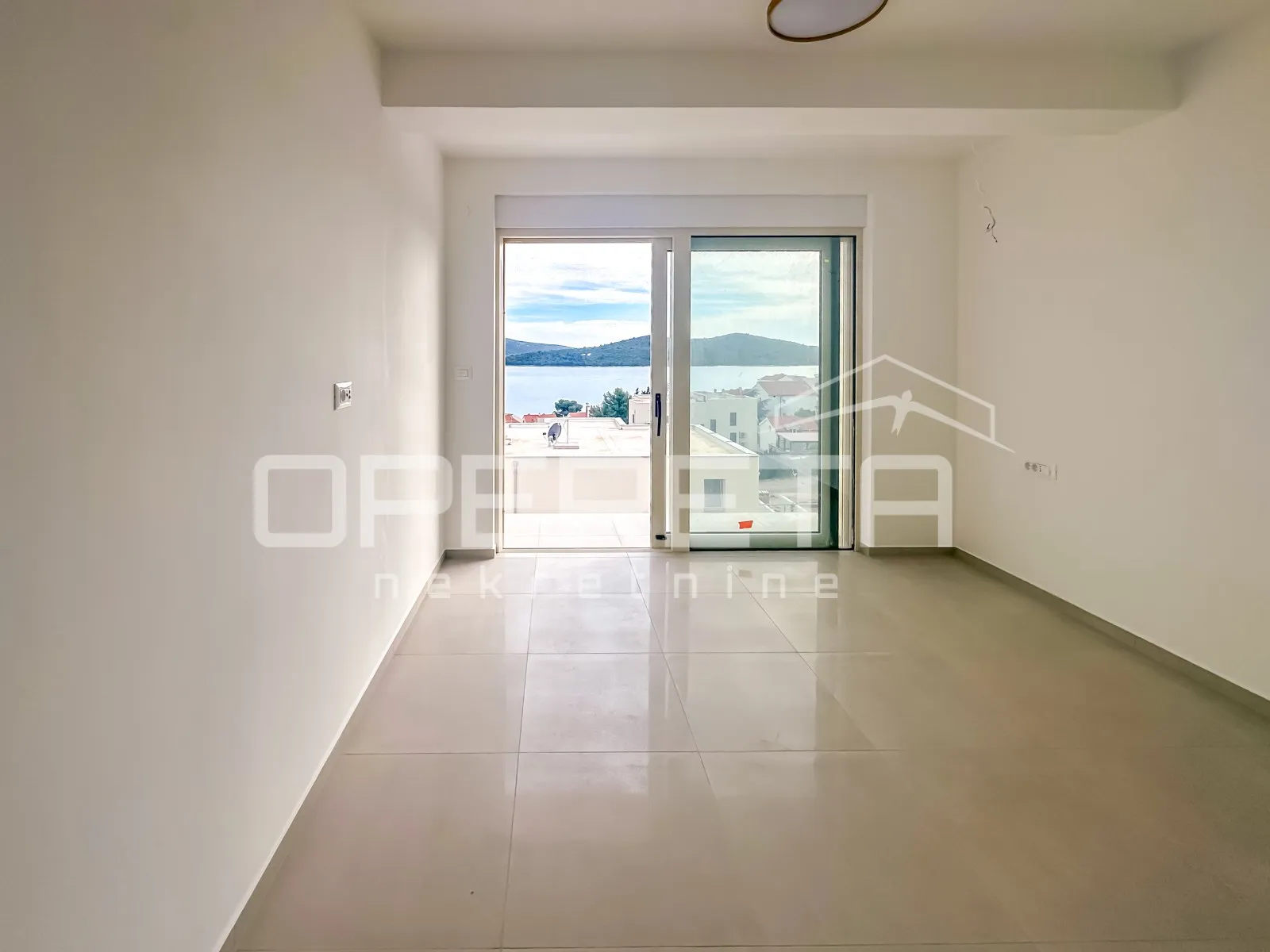 moderna vila s bazenom i pogledom na more – 150 m od plaže - slika 8