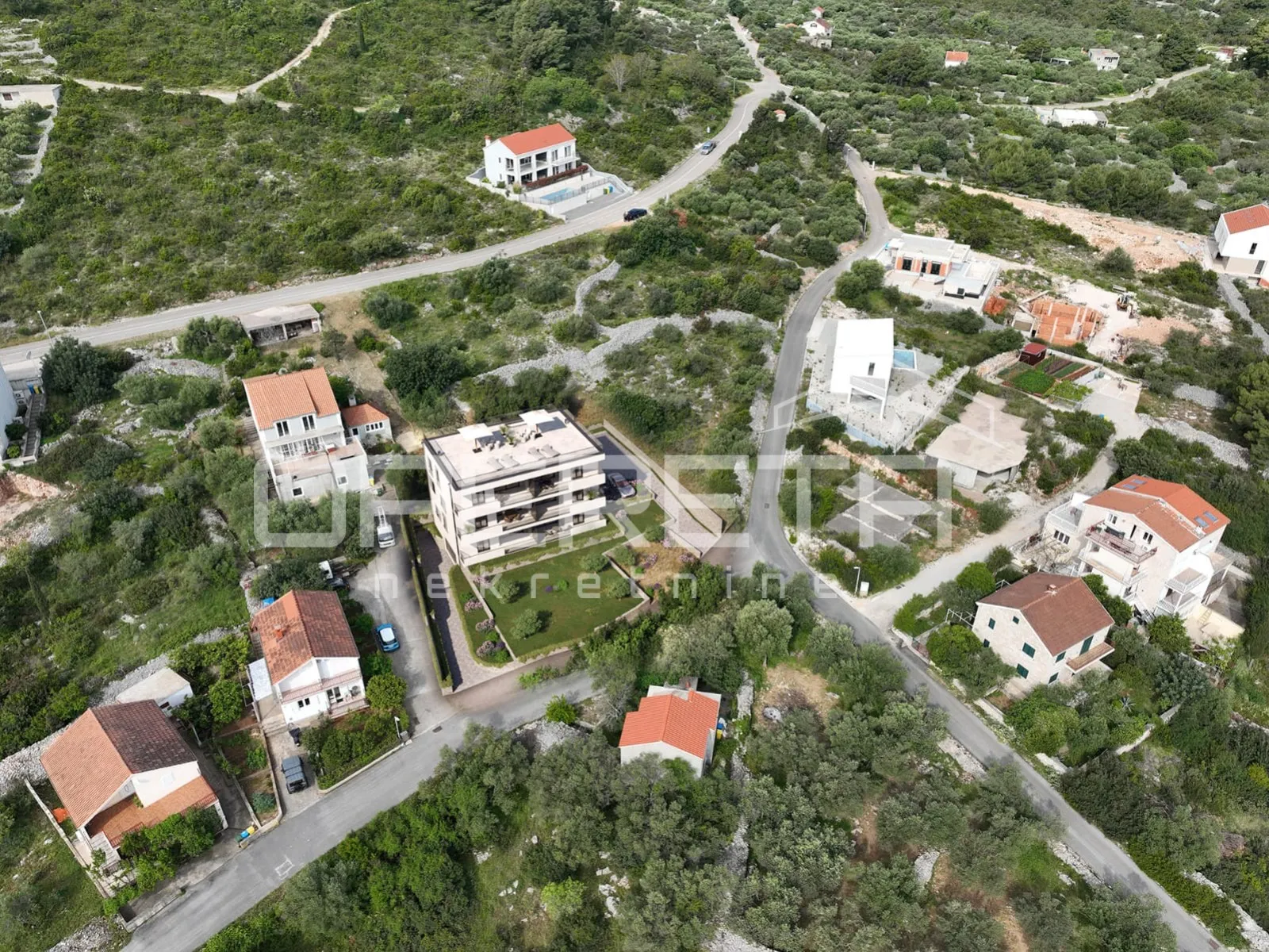 građevinsko zemljište 930 m2 s dozvolom za 6 stanova, lumbarda - slika 2