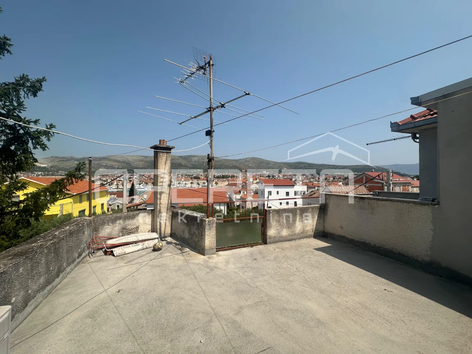dva objekta za obnovu s pogledom na kamerlengo, sv. lovru i more, trogir - slika 2
