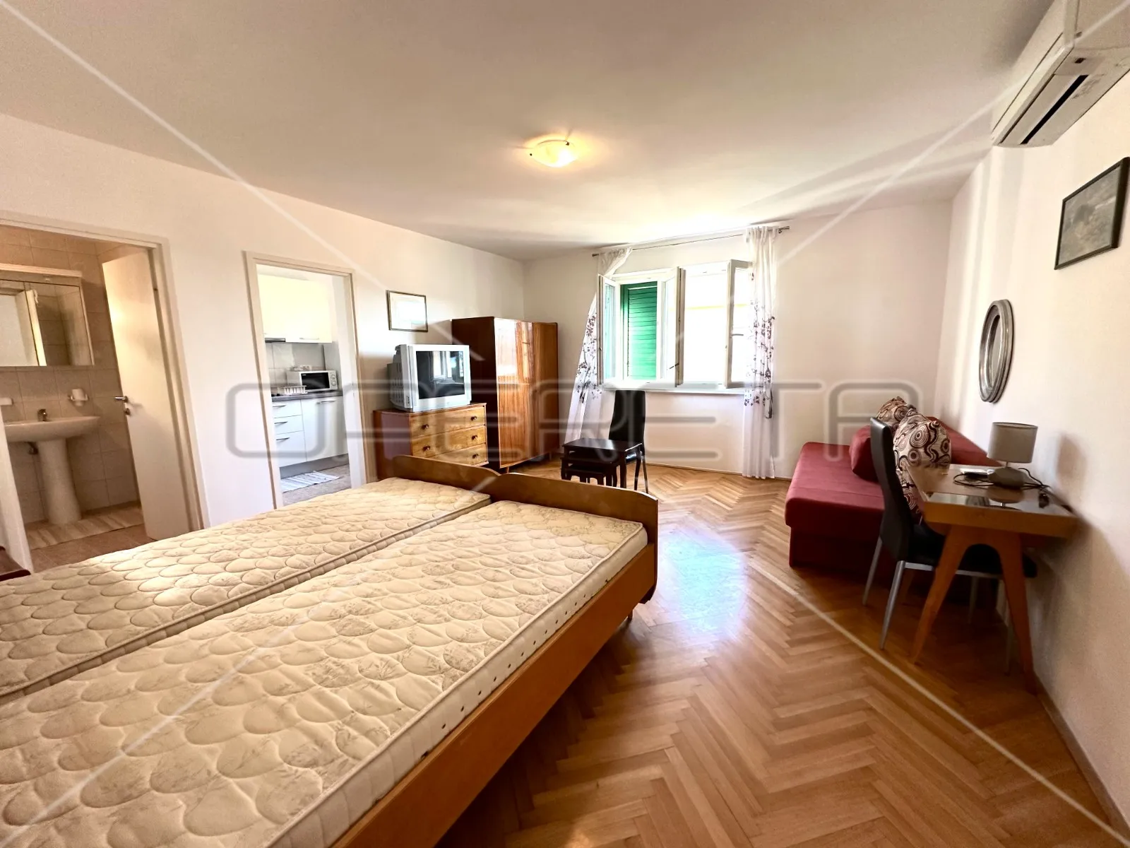kuća na 80 m od mora sa 6 stanova, tisno, 350 m2 - slika 15