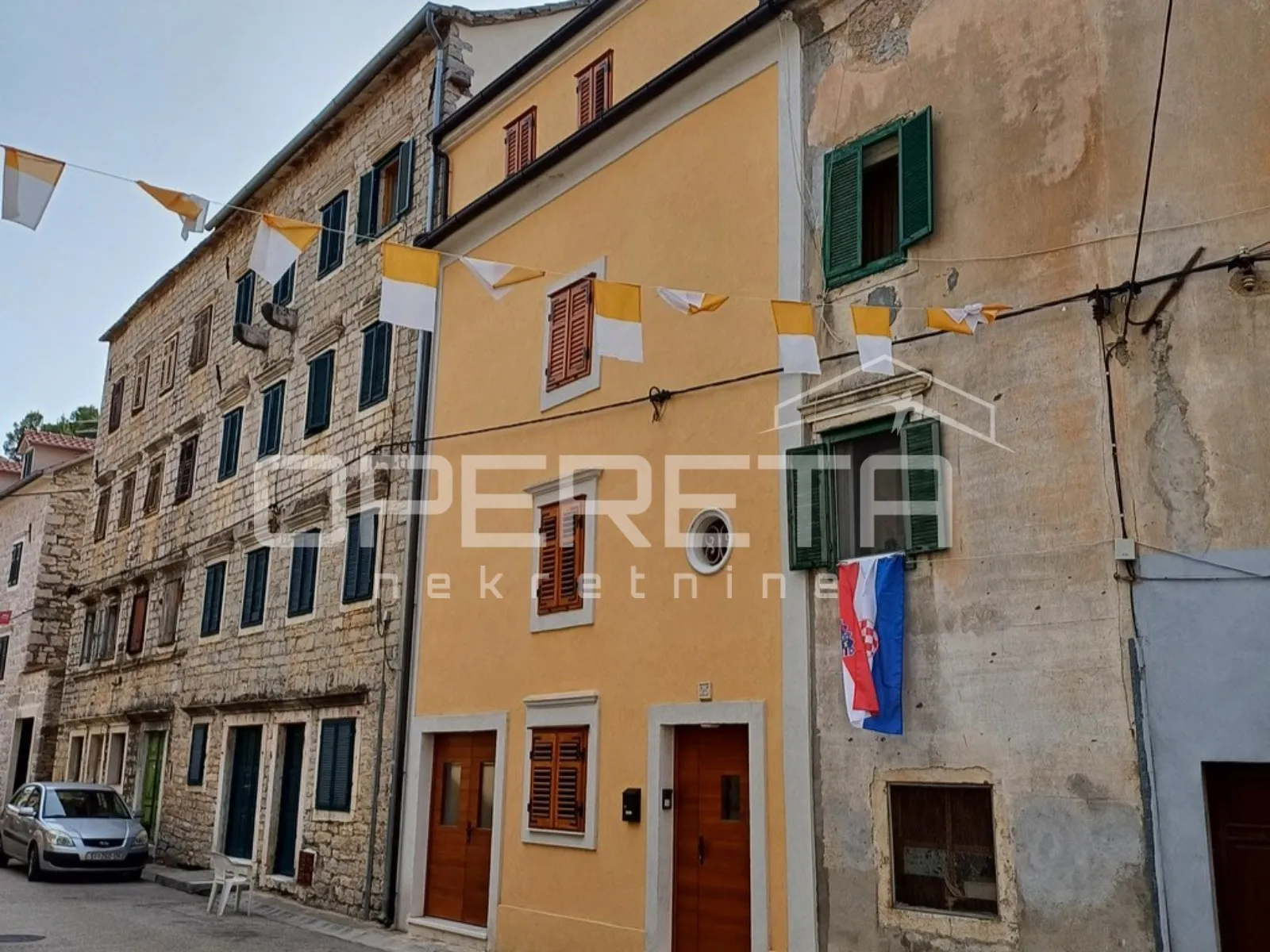 novouređena kuća s 3 apartmana, skradin - slika 13