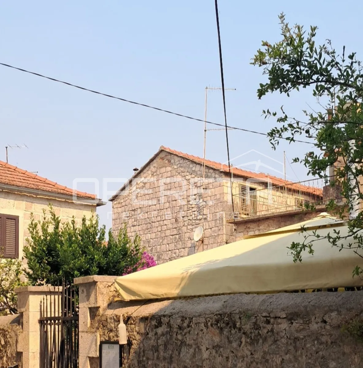 Tradicionalna kamena kuća na tri etaže u blizini mora - Dol