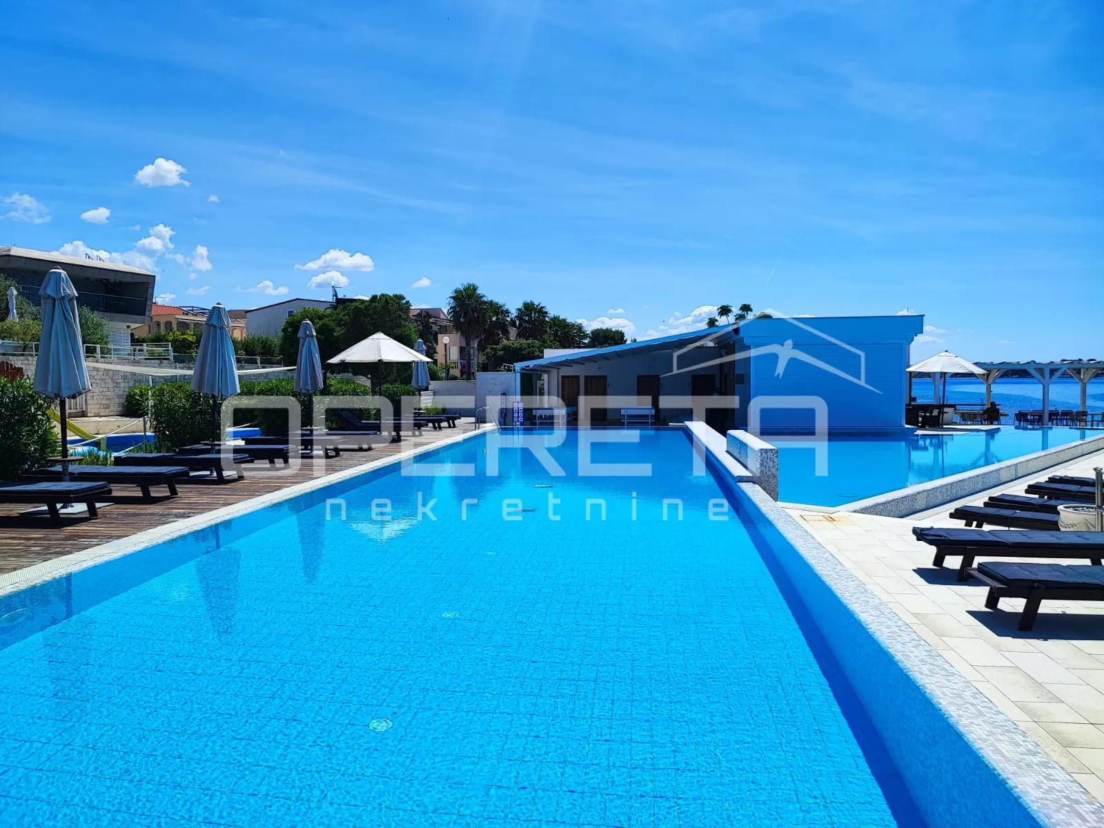 luksuzni stan u 4* resortu, 2. red do mora, bazen - slika 20
