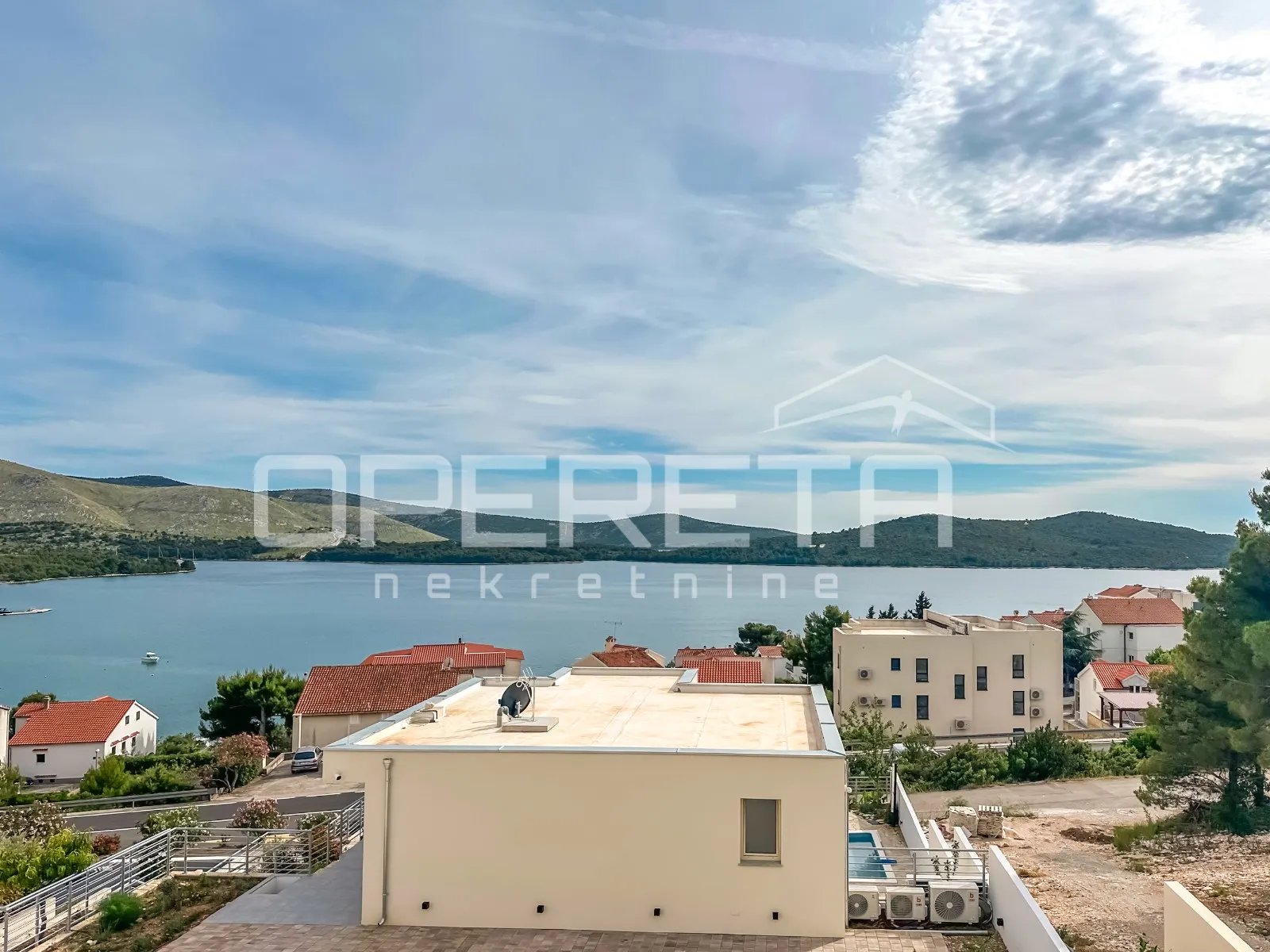 moderna vila s bazenom i pogledom na more – 150 m od plaže - slika 15
