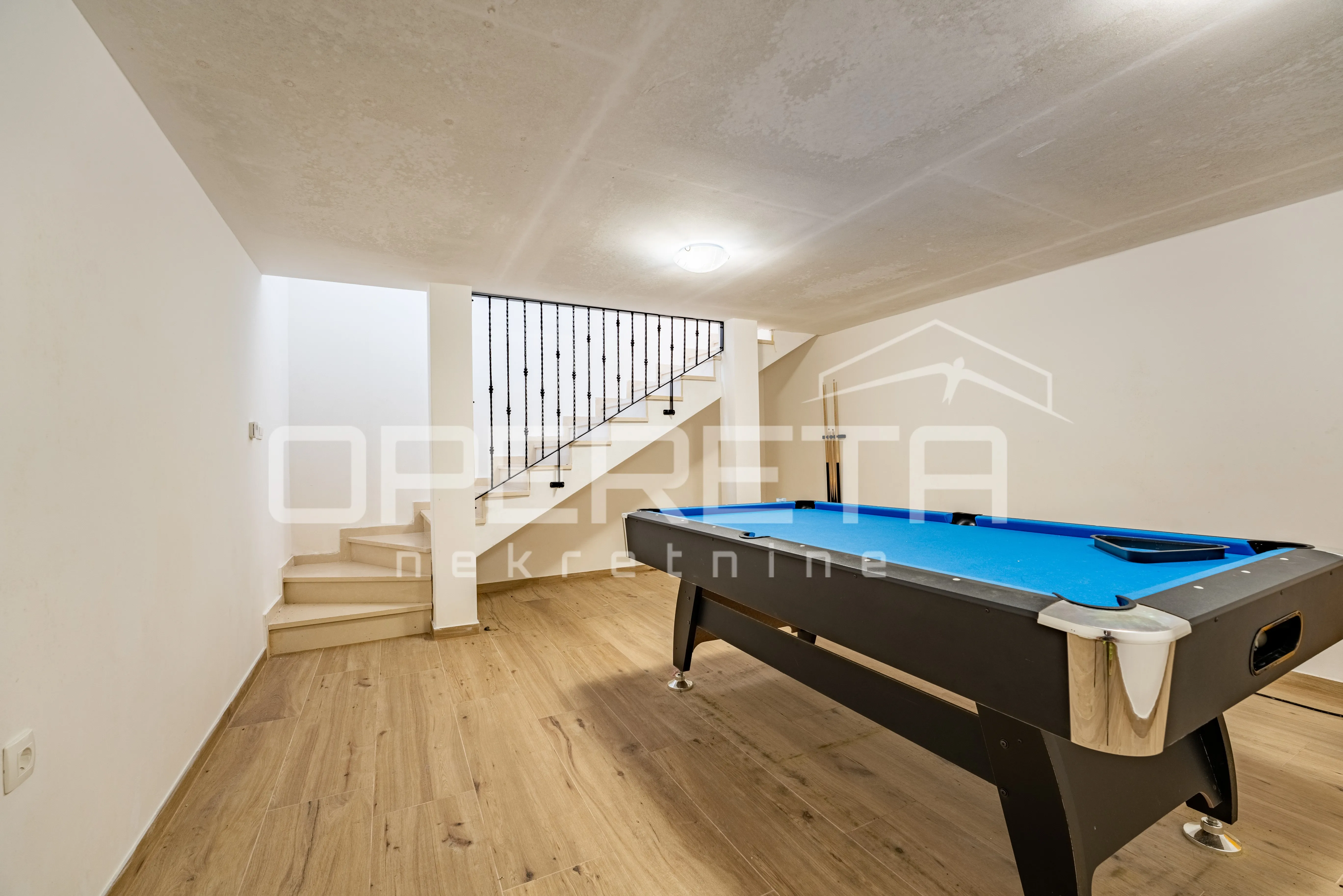 prostrana moderna vila s bazenom – otok krk, mir i udobnost na 931 m² zemljišta - slika 21