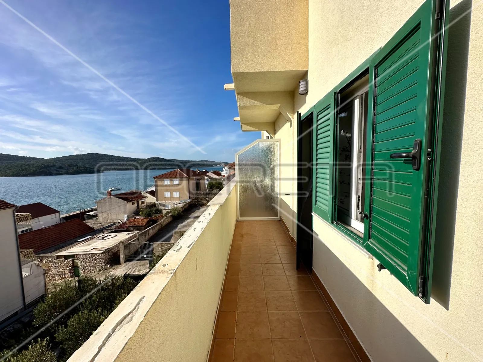 kuća na 80 m od mora sa 6 stanova, tisno, 350 m2 - slika 19