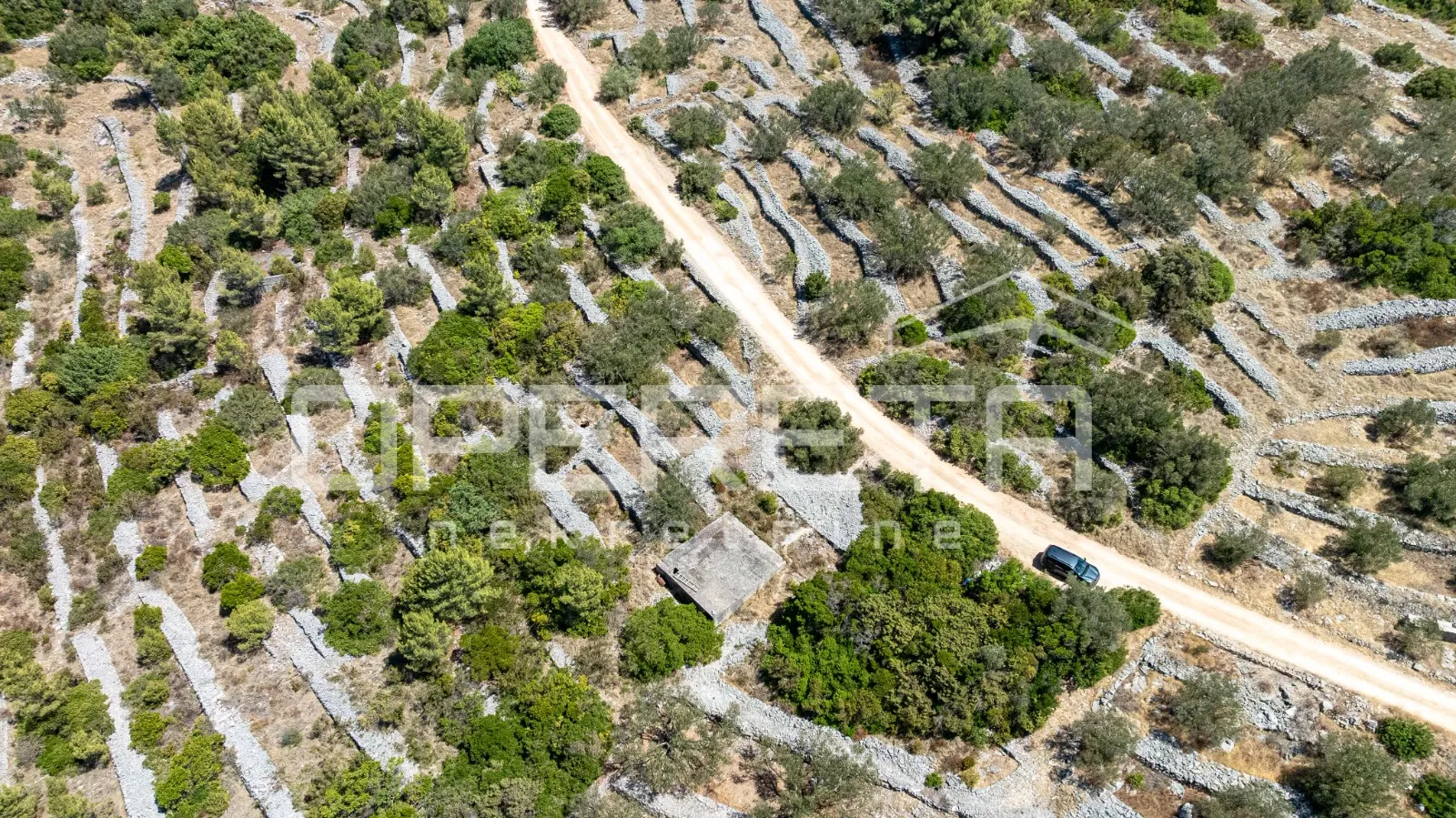 zemljište nedaleko od mora s objektom i maslinama, 582 m2 – vela luka - slika 6