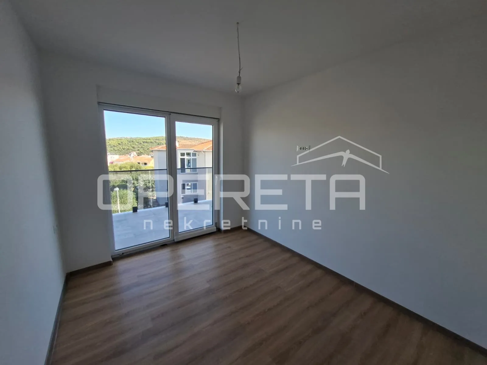 novoizgrađeni dvosobni apartman, krovna terasa, pogled na more, okrug - slika 6