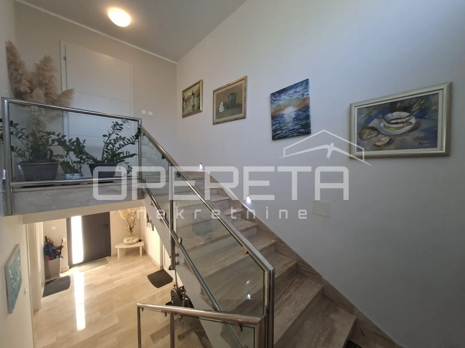 villa s bazenom, zatvorenim kominom i pogledoma na split - slika 8
