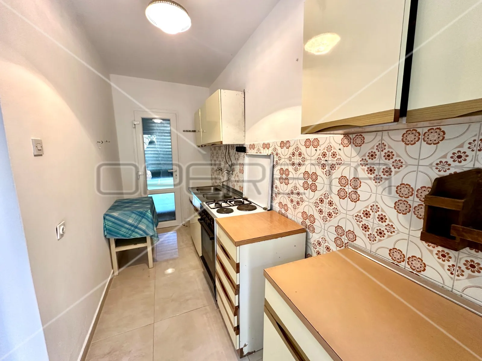 kuća na 80 m od mora sa 6 stanova, tisno, 350 m2 - slika 9