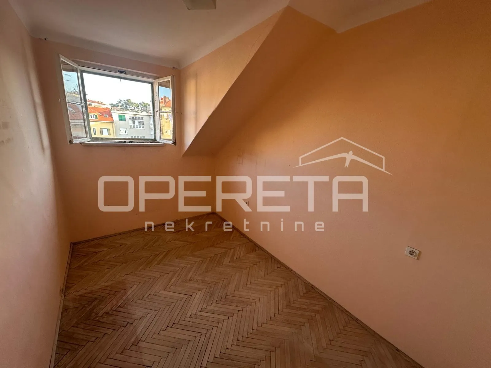 trosobni stan u centru splita – renovacija, visoki stropovi - slika 4