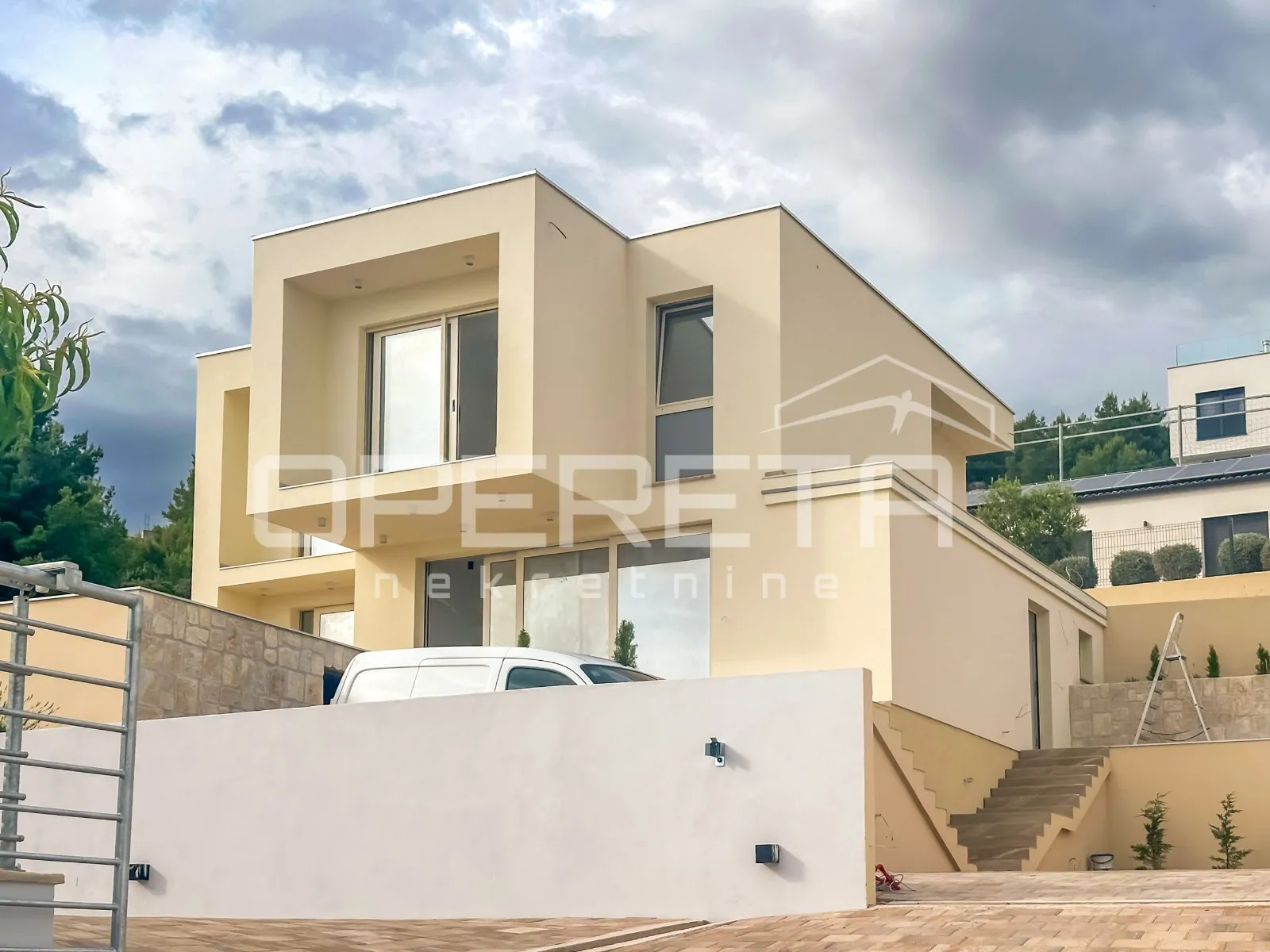moderna vila s bazenom i pogledom na more – 150 m od plaže - slika 18