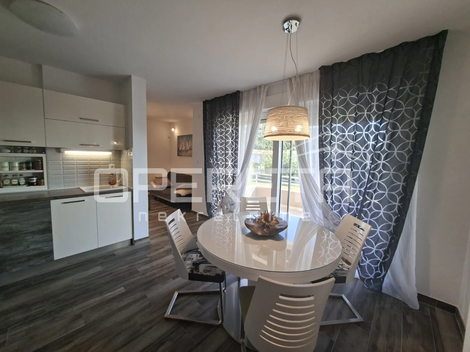 villa s bazenom, zatvorenim kominom i pogledoma na split - slika 7