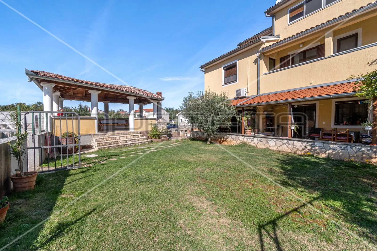 apartmanska kuća u puli s 5 apartmana, garažom i bazenom! - slika 7