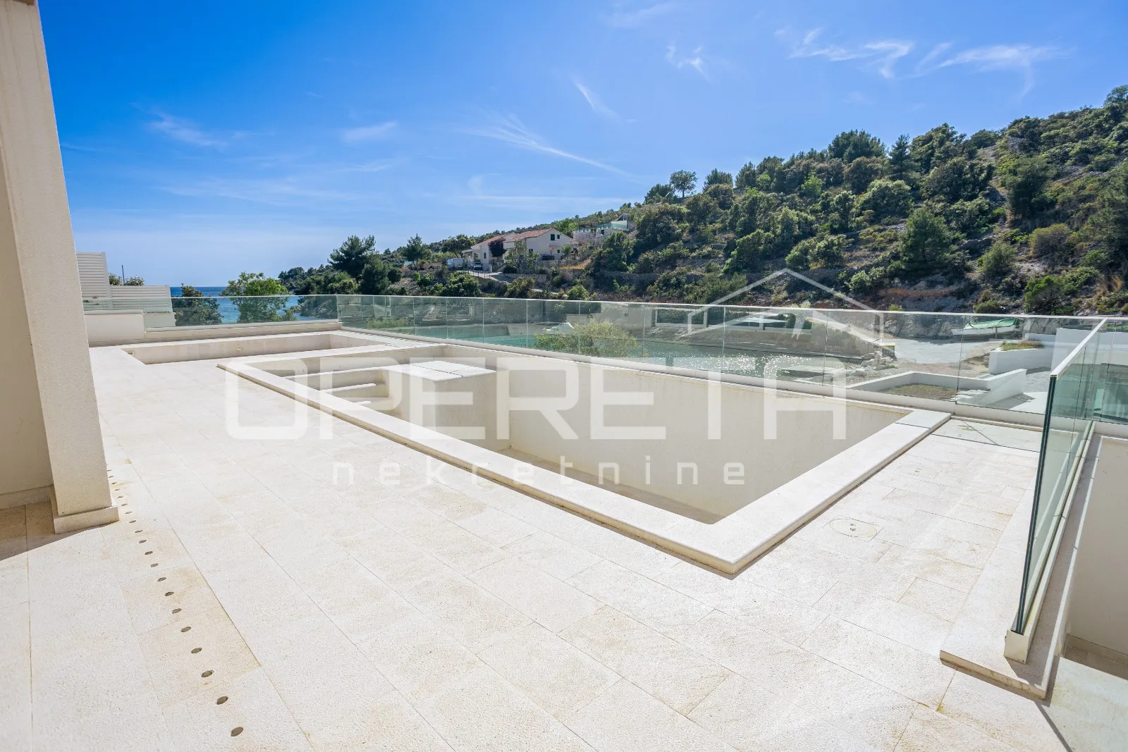 novoizgrađena prostrana vila u prvom redu do mora i mirne uvale - slika 15