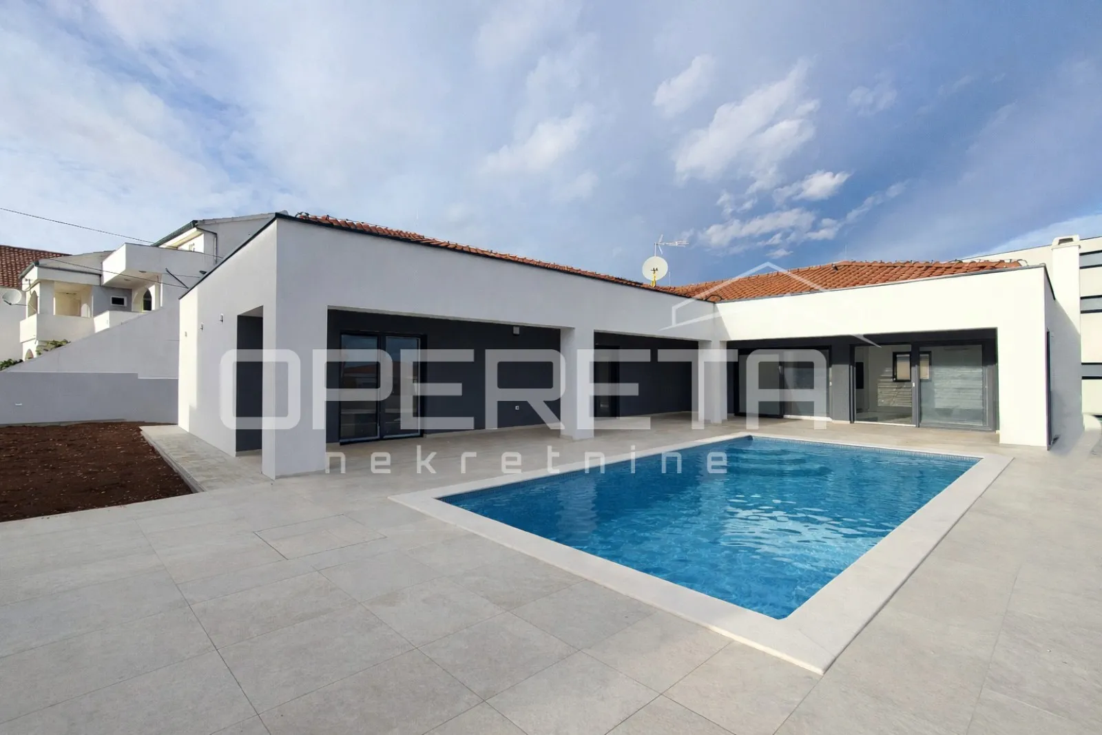 Novogradnja - Moderna prizemnica s bazenom i velikim vrtom, Bokanjac, Zadar