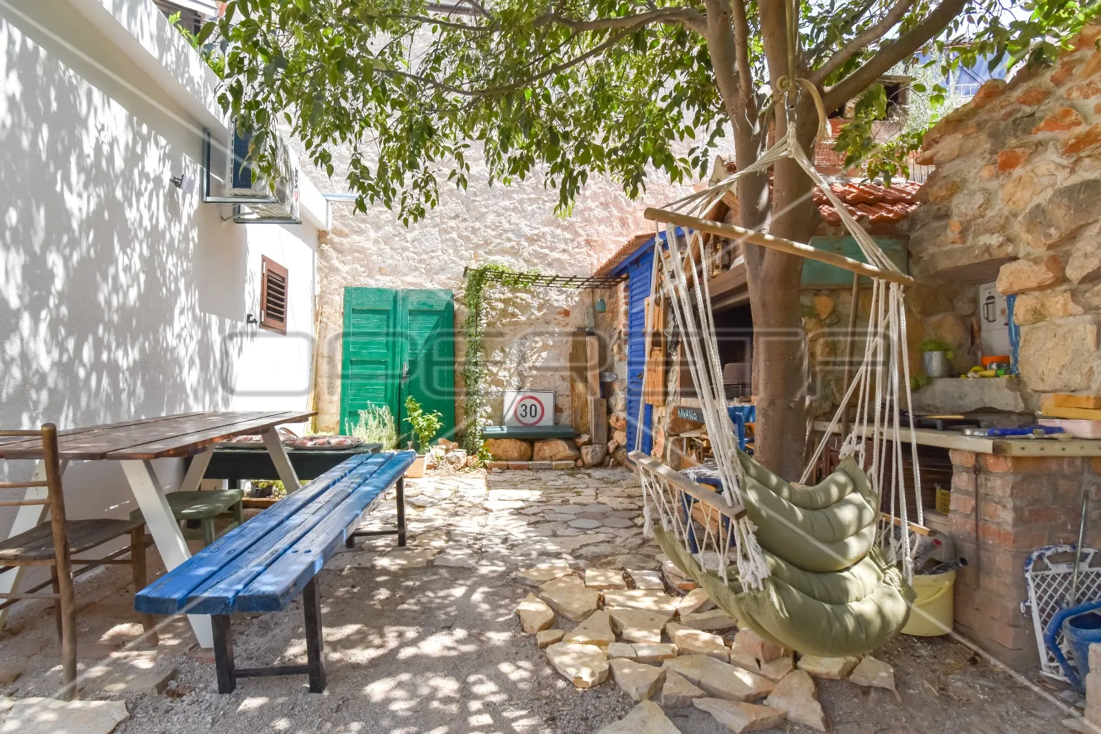 novouređena kuća s 3 stana, šibenik- centar - slika 29