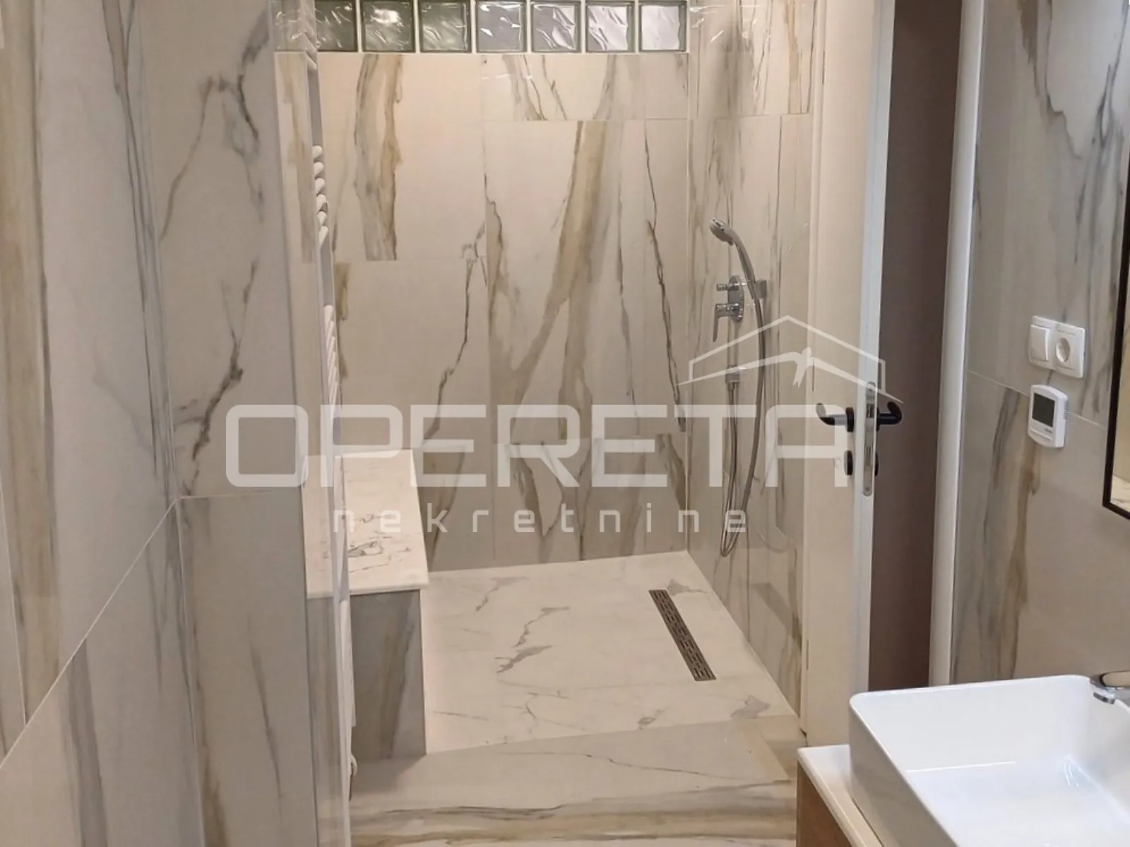 novouređena kuća s 3 apartmana, skradin - slika 9