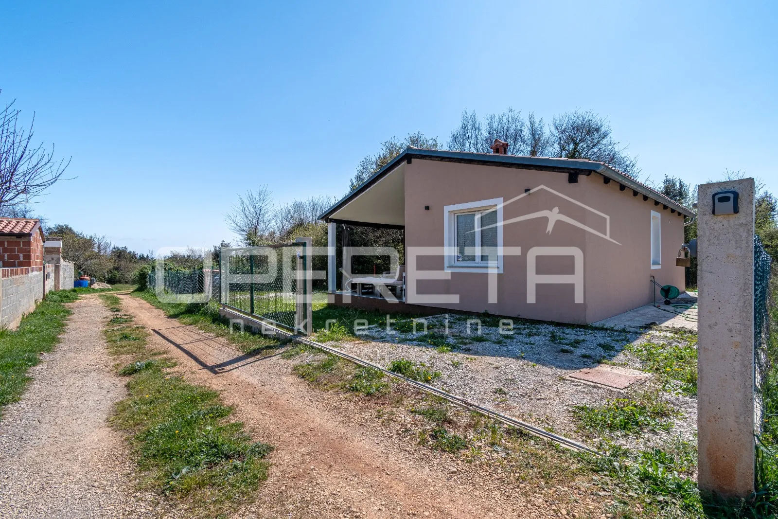 Samostojeca prizmenica 84 m2 kod Valture okružena zelenilom - Valtura