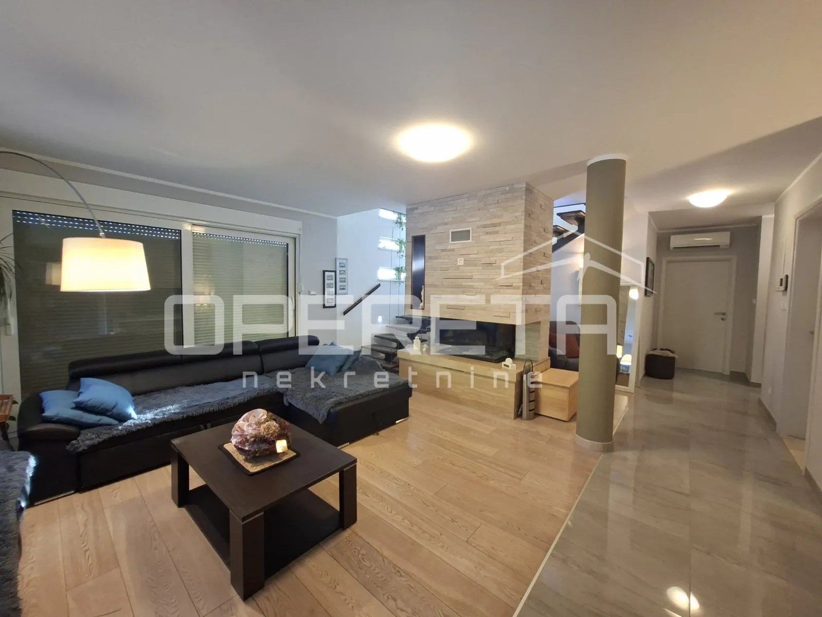 villa s bazenom, zatvorenim kominom i pogledoma na split - slika 3