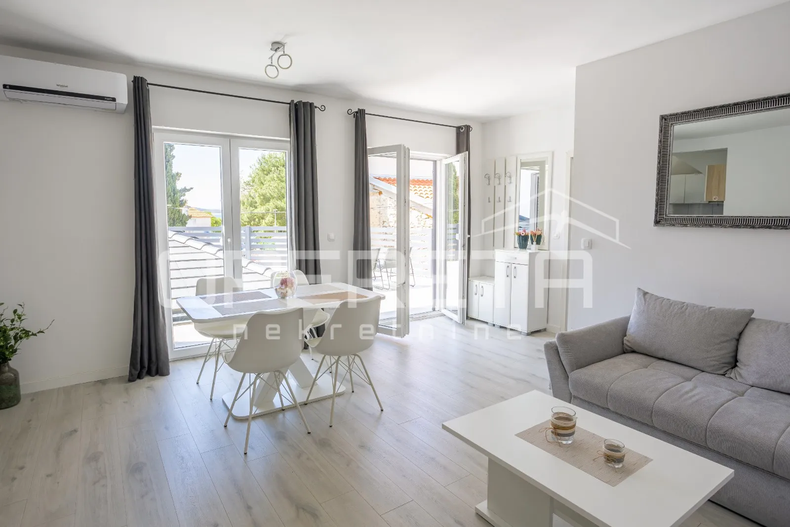 ekskluzivna lokacija tribunj vila uz more s apartmanima i poslovnim prostorom - slika 7