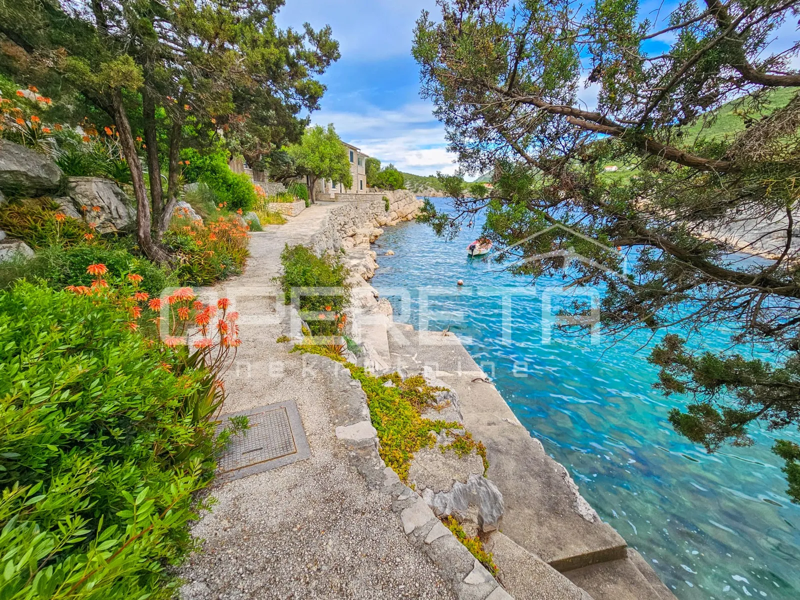 manja kuća uz more s građevinskim zemljištem, zastražišće, hvar - slika 17