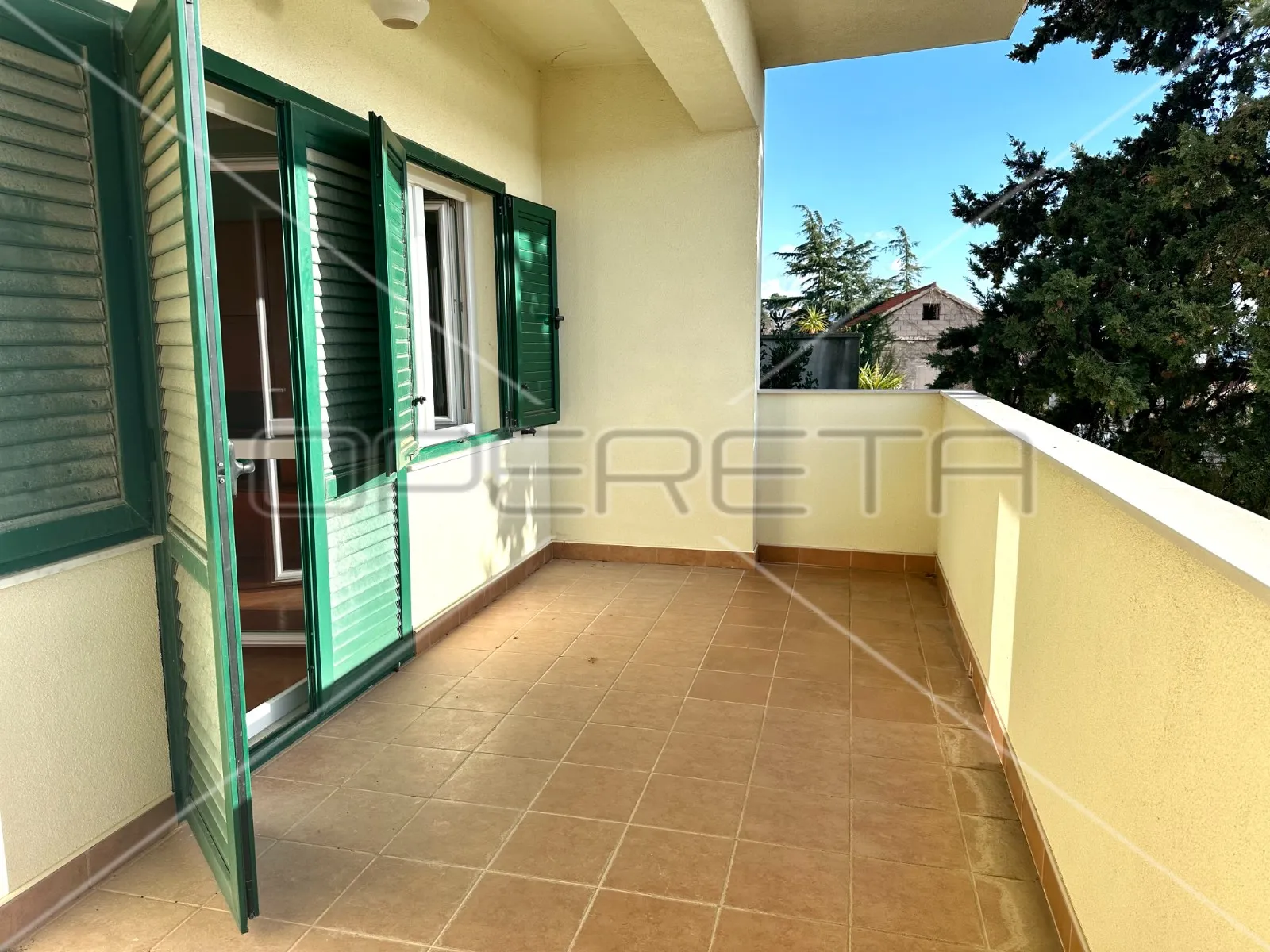 kuća na 80 m od mora sa 6 stanova, tisno, 350 m2 - slika 6