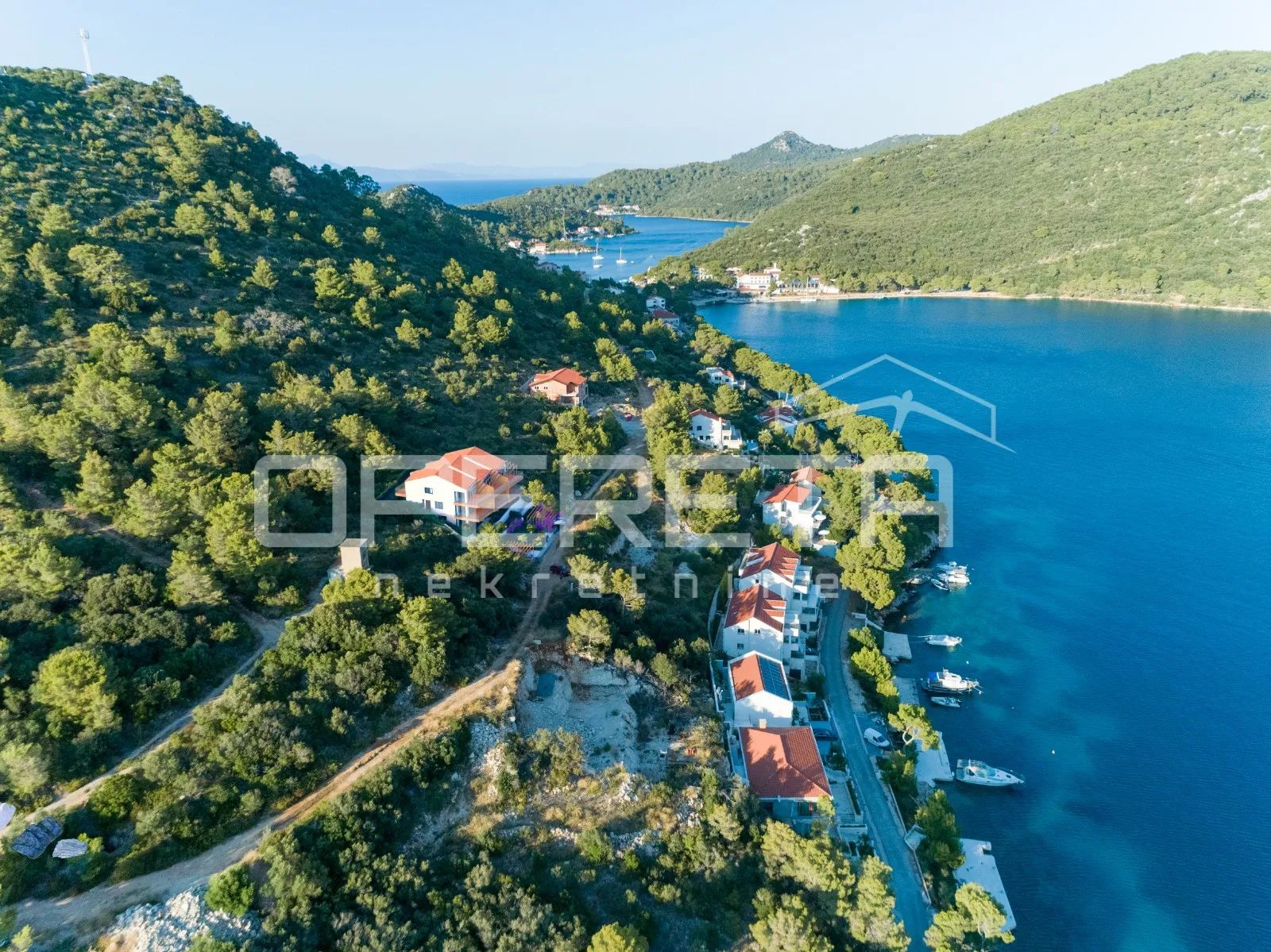 luksuzni dvoetažni stan na lastovu s pogledom na more - slika 18