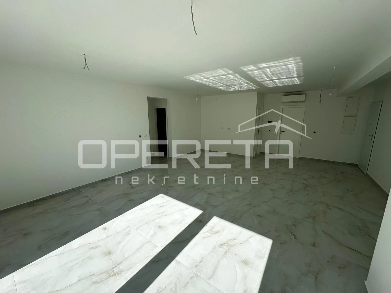 stan 89 m² u novogradnji s bazenom, vrtom i garažnim mjestom – okrug gornji - slika 3
