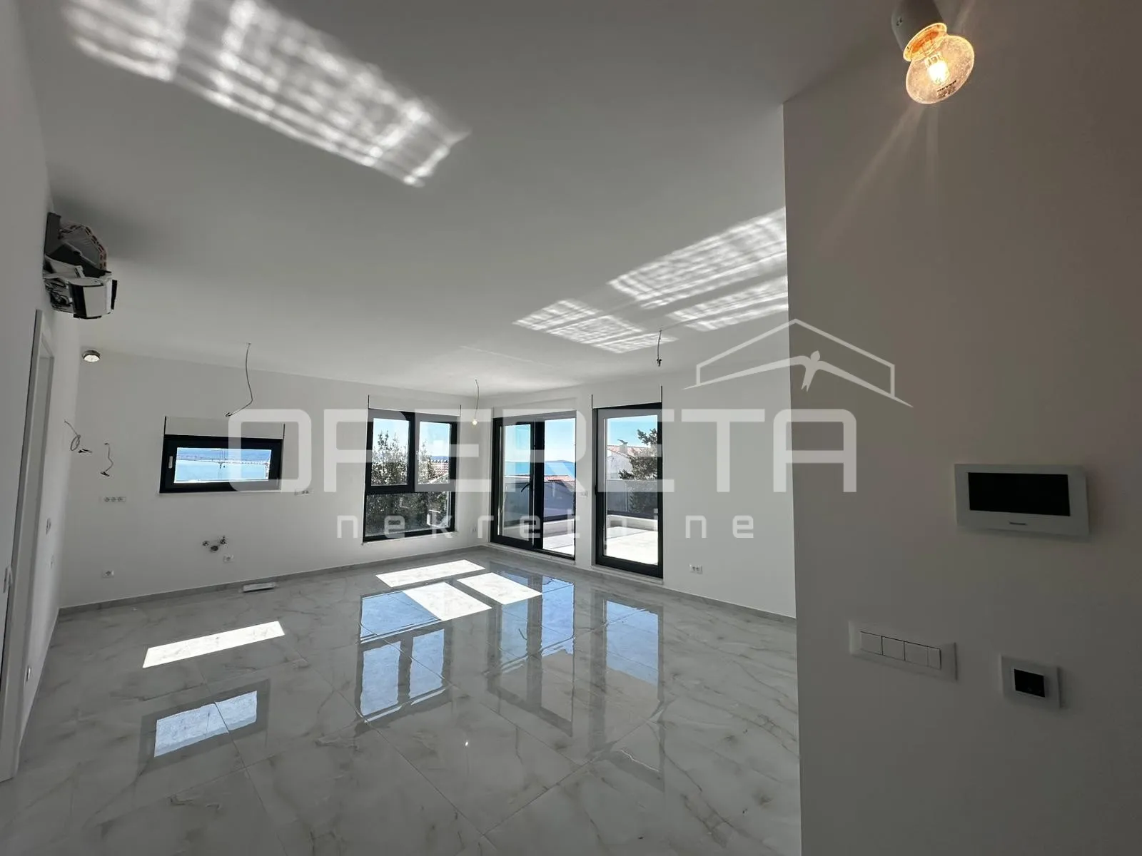 penthouse u okrugu gornjem s krovnim bazenom i pogledom na more - slika 3