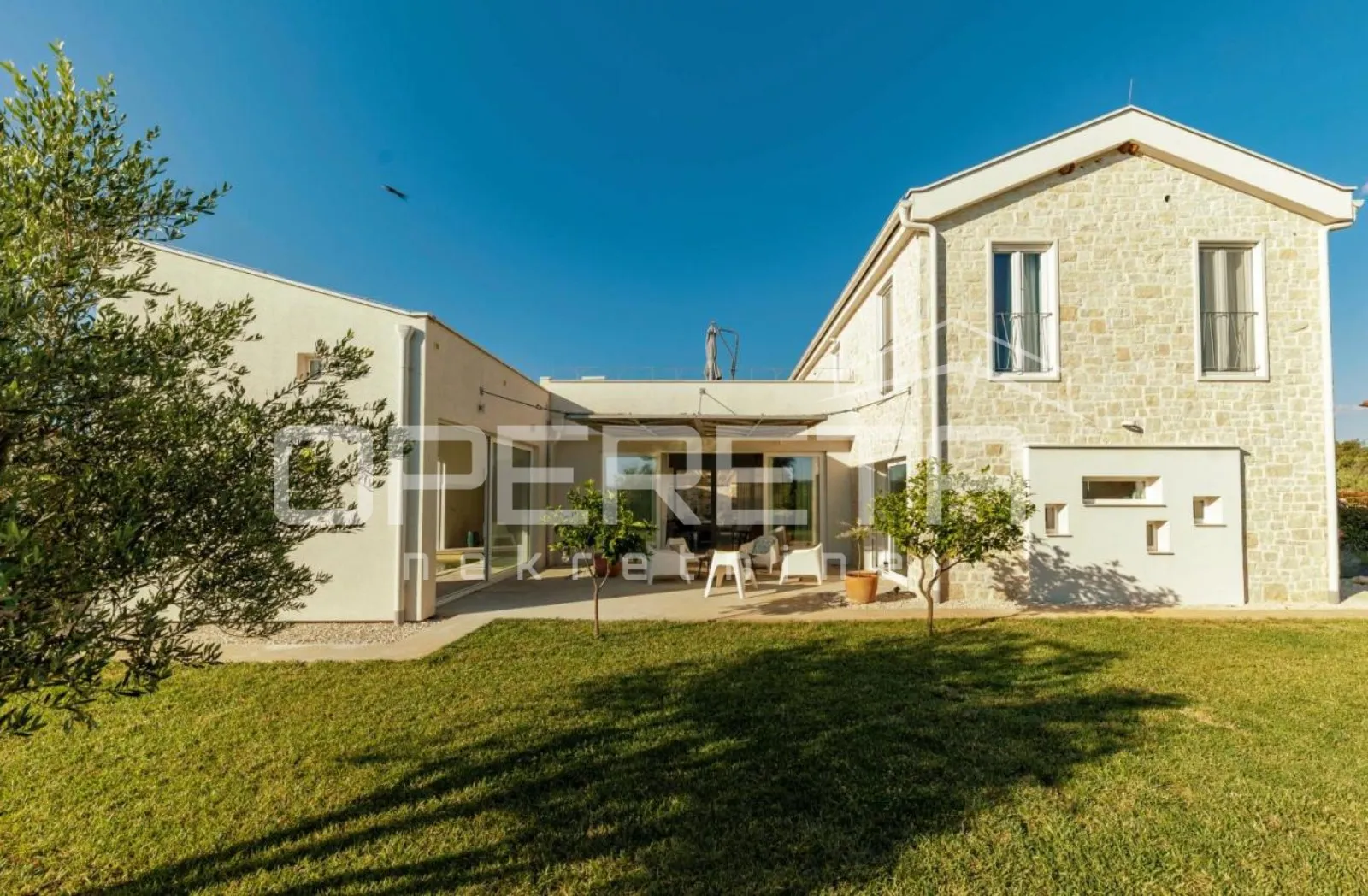prava mediteranska vila, 250m2, s pogledom na more i unutarnjim, grijanim bazeno - slika 3
