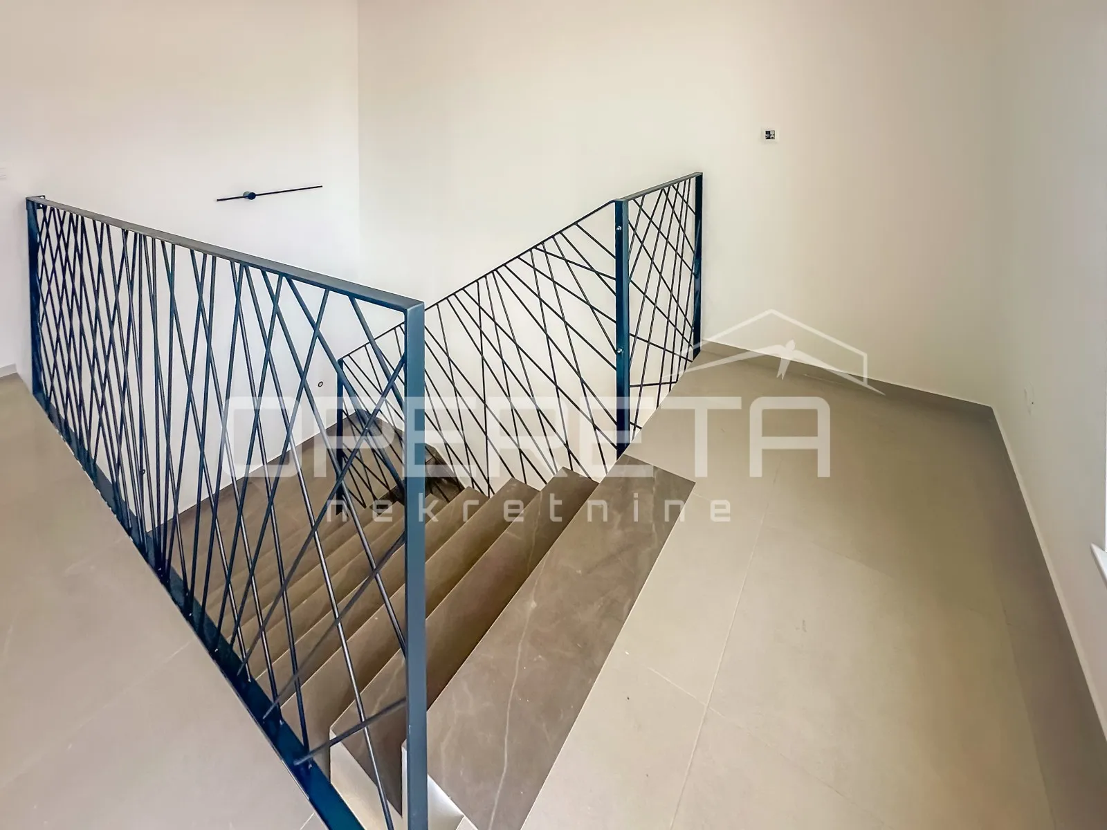 moderna vila s bazenom i pogledom na more – 150 m od plaže - slika 12